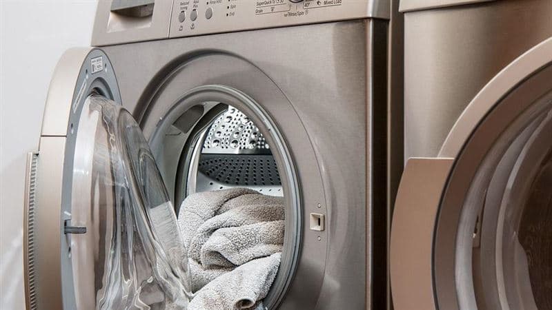 專家建議,日常衣物應以攝氏20℃冷水洗滌,可省62%電費。(示意圖/pixabay)