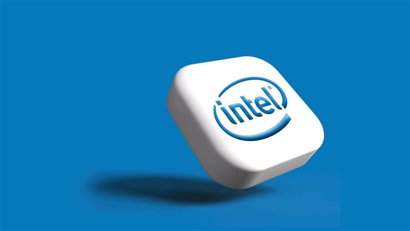 研調機構《SemiVision》指出，英特爾（Intel）正悄悄調整戰略，不再執著於先進製程與台積電（TSMC）直接競爭，而是轉向以「先進封裝技術」作為切入點，搶攻AI客製化晶片（ASIC）市場。（圖／翻攝自快科技、資料照）