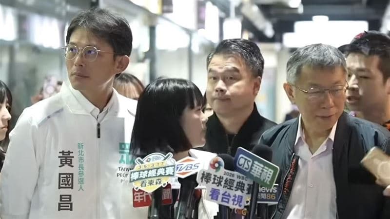 網友質疑黃國昌使眼色「衝康」柯文哲。(圖/翻攝自民眾之聲YouTube)