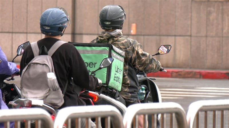網友發現台北車站周圍商辦的地標被改「外送大雷區」,遭外送員封殺。(圖/翻攝自Threads @ekulnil)