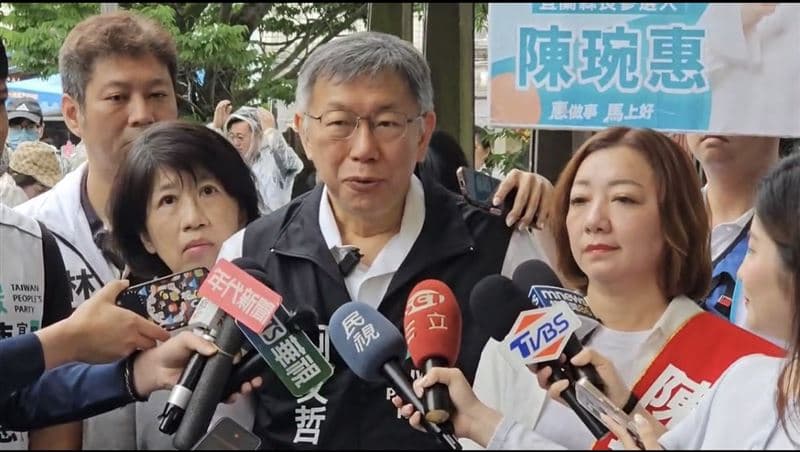 對於被質疑到醫院施壓，柯文哲稱，員工希望找一個「他認為很厲害醫師去幫忙看一下」
