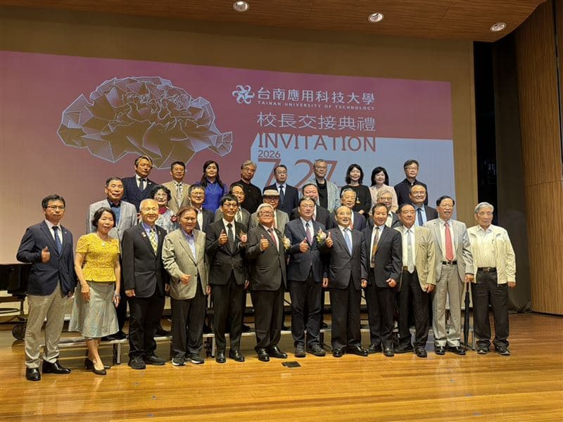台南應用科技大學於(27)日舉行校長交接典禮,由董事長黃基正主持監交,正式由許和捷教授接任第13任校長。(圖/東海大學提供)