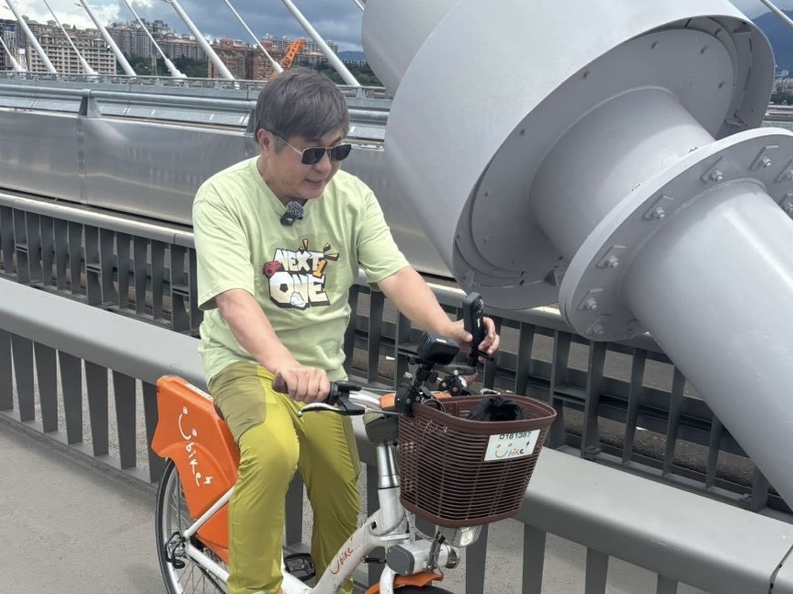 胡瓜騎自行車。圖／下面一位