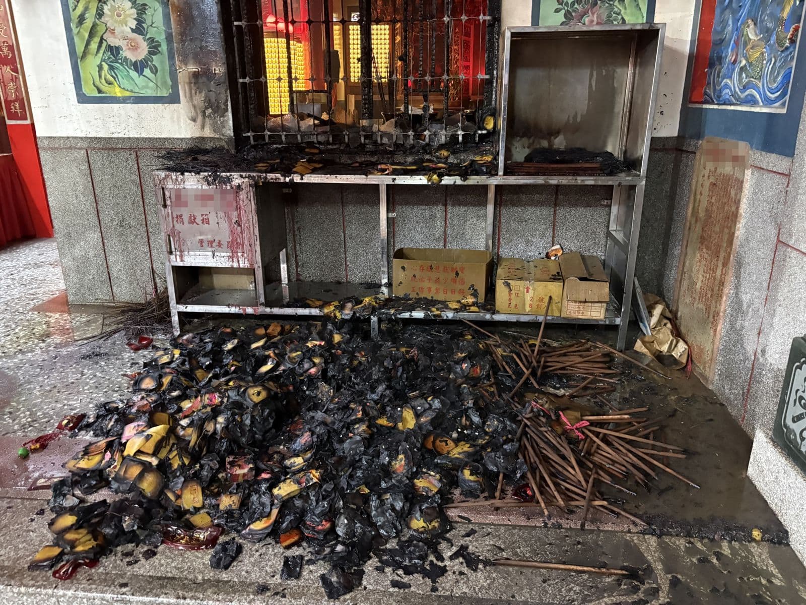 台中市大雅區今（6日）凌晨發生驚悚連續縱火案，土地公廟金紙櫃被燒到面目全非。警方提供