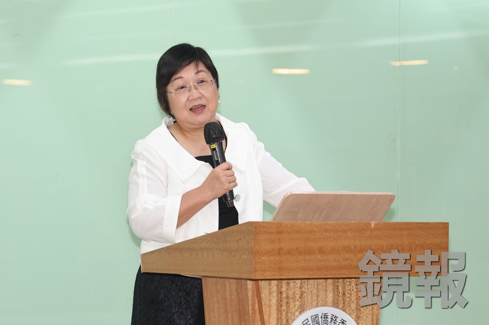 僑委會主委徐佳青爆出多次帶兒子出國的爭議，今天宣布請辭。攝影林煒凱