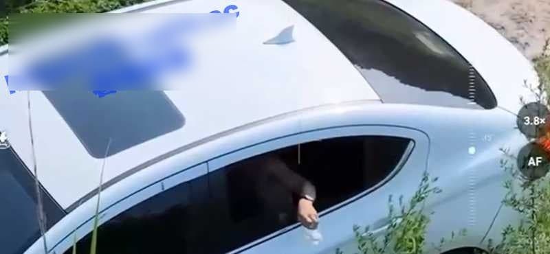 無人機鏡頭捕捉到,男主角丟用過衛生紙的畫面。(翻自《吃瓜網》)
