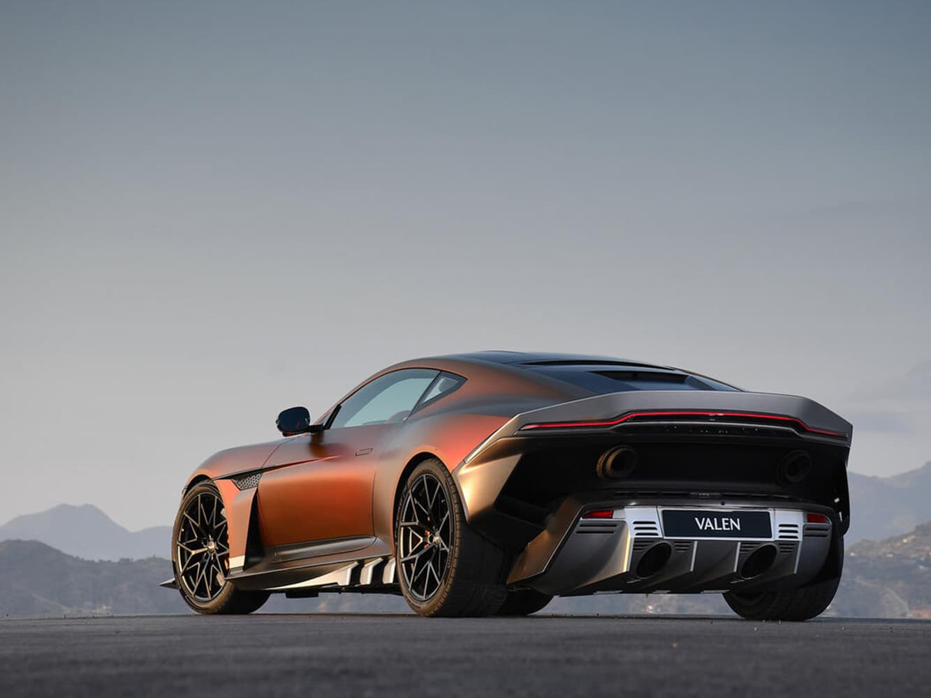 Aston Martin 正在將原本定位為超級 GT 的 Vanquish,徹底轉化成一輛毫不妥協的高性能武器。