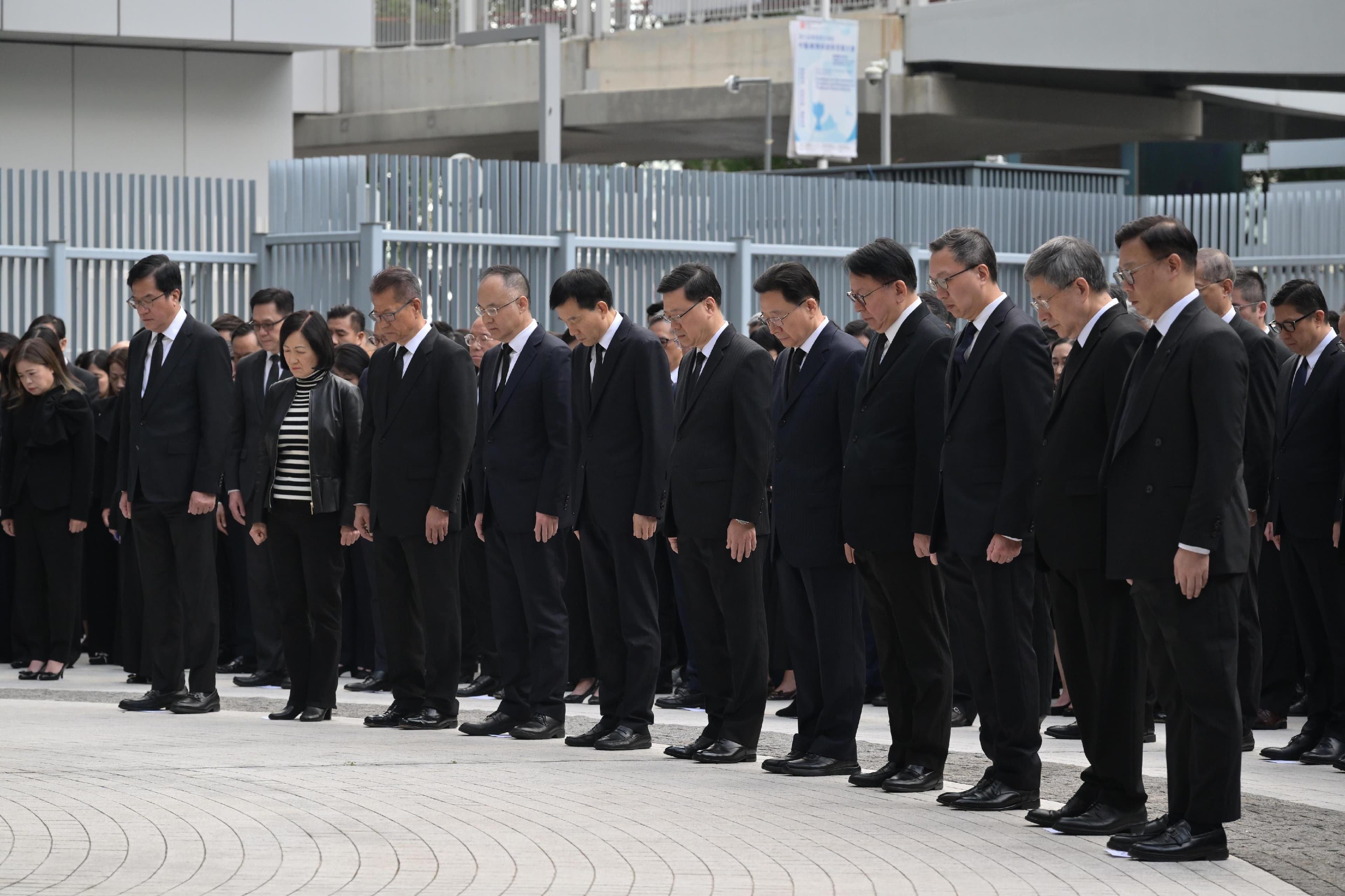 李家超日前率香港政府官員默哀弔念宏福苑罹難者。(香港特區政府新聞公報)