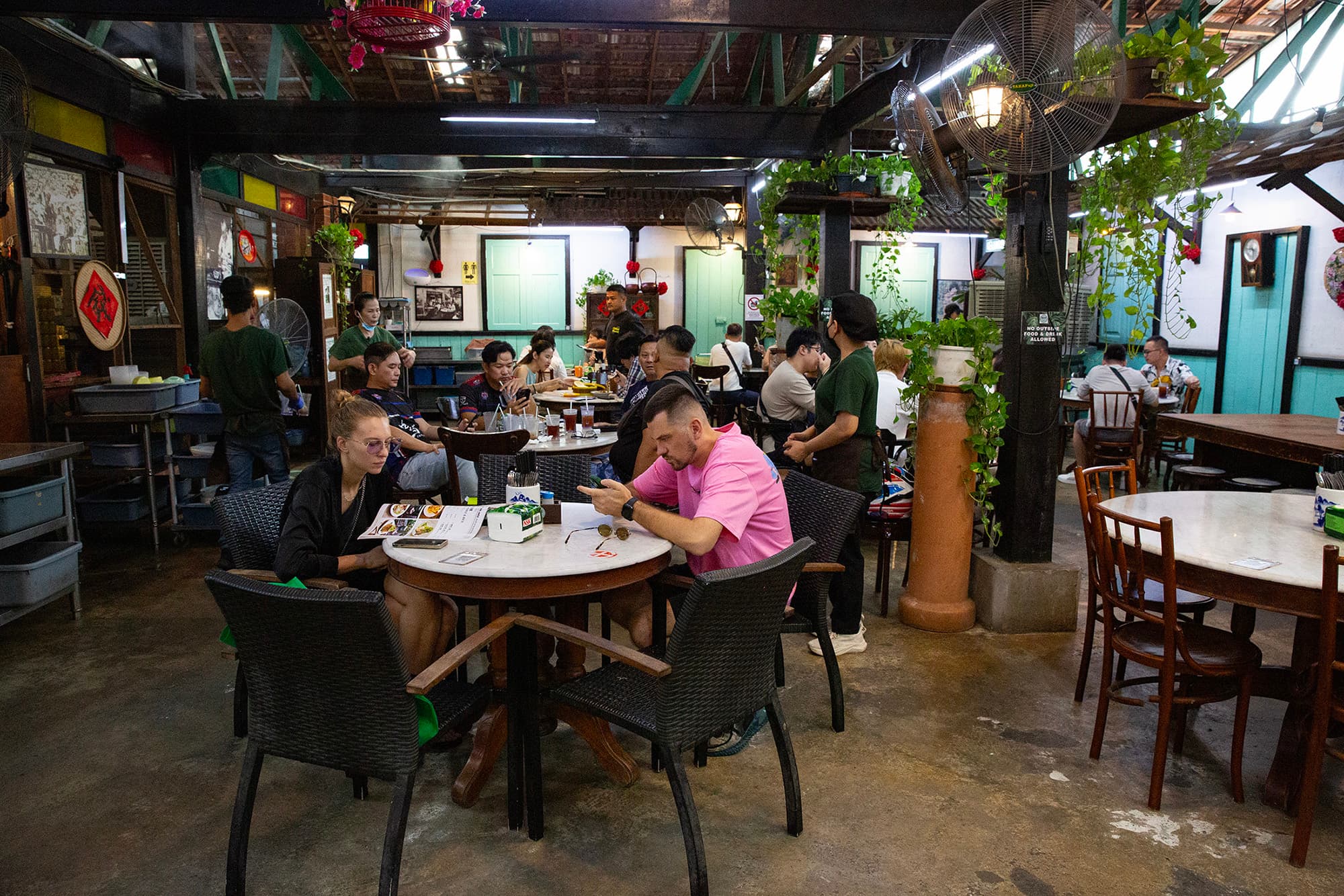 源昌隆咖啡店是由一棟建於1911年的百年老郵局改建而成,融合華人傳統建築風格與南洋特色。