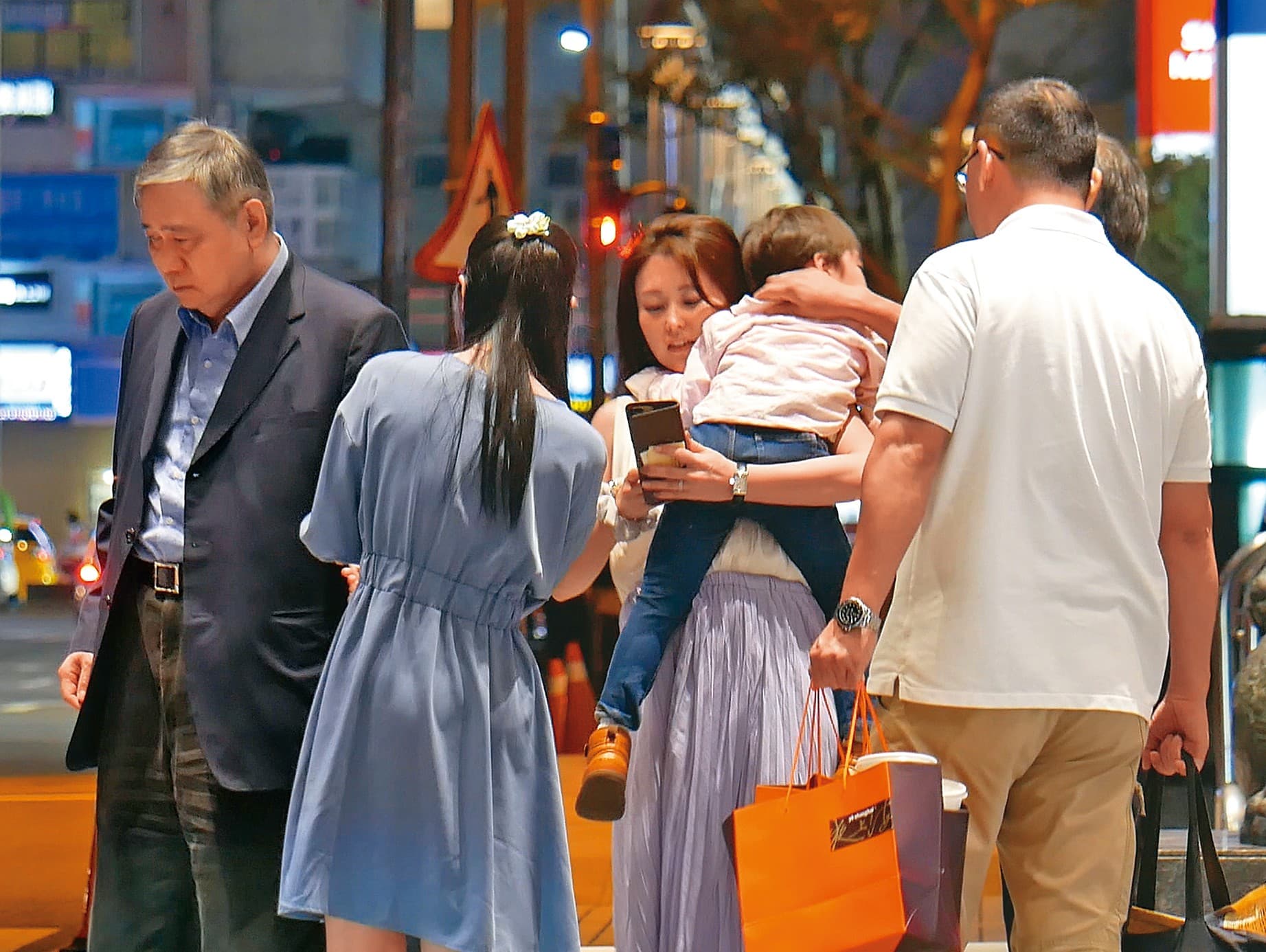 王文洋(左一)與麻衣(左三)、孫子及家人聚餐後,步出百貨公司。