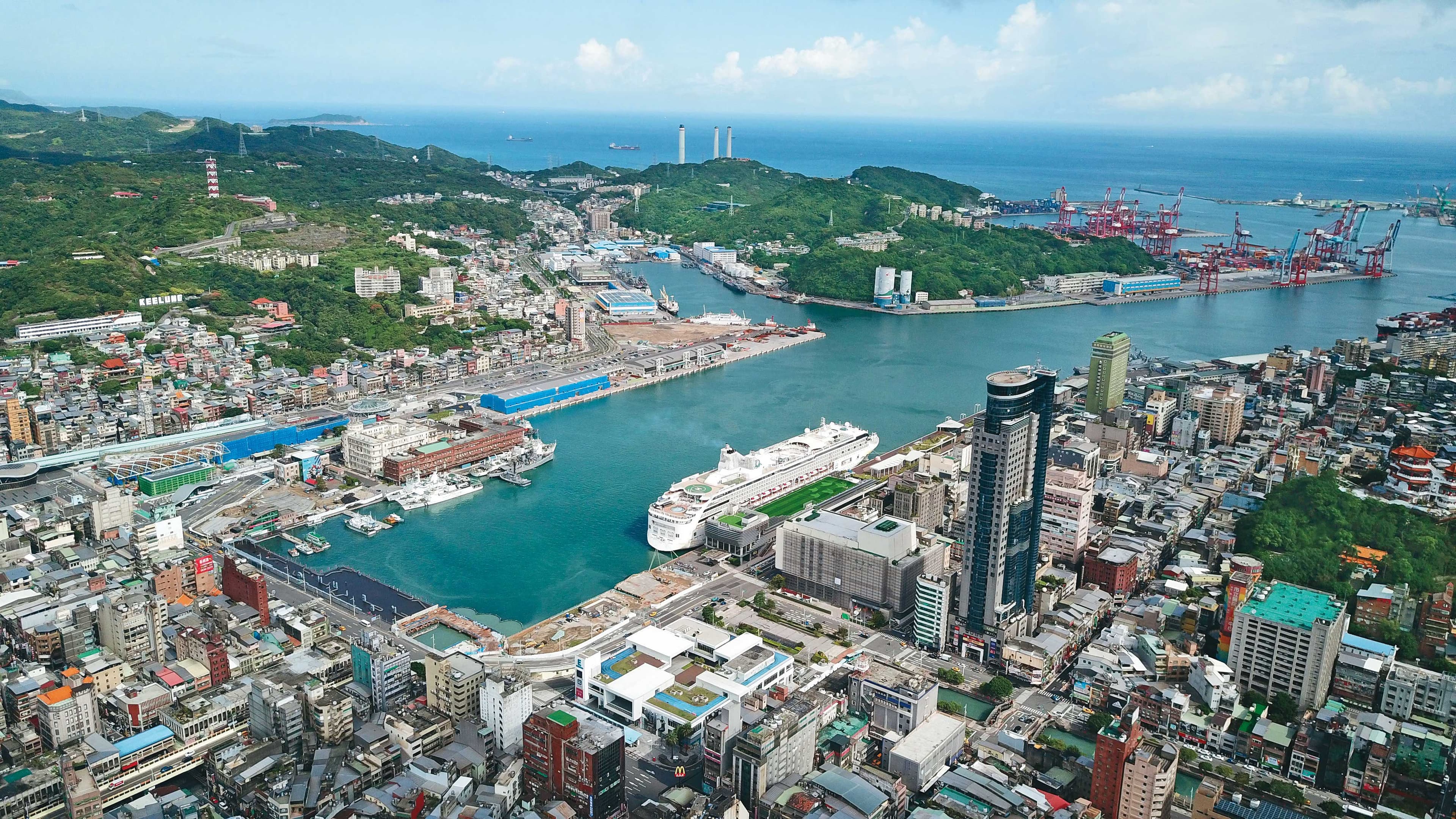 林右昌執政時,與中央攜手成功促成軍港西遷、打開東岸國門廣場。