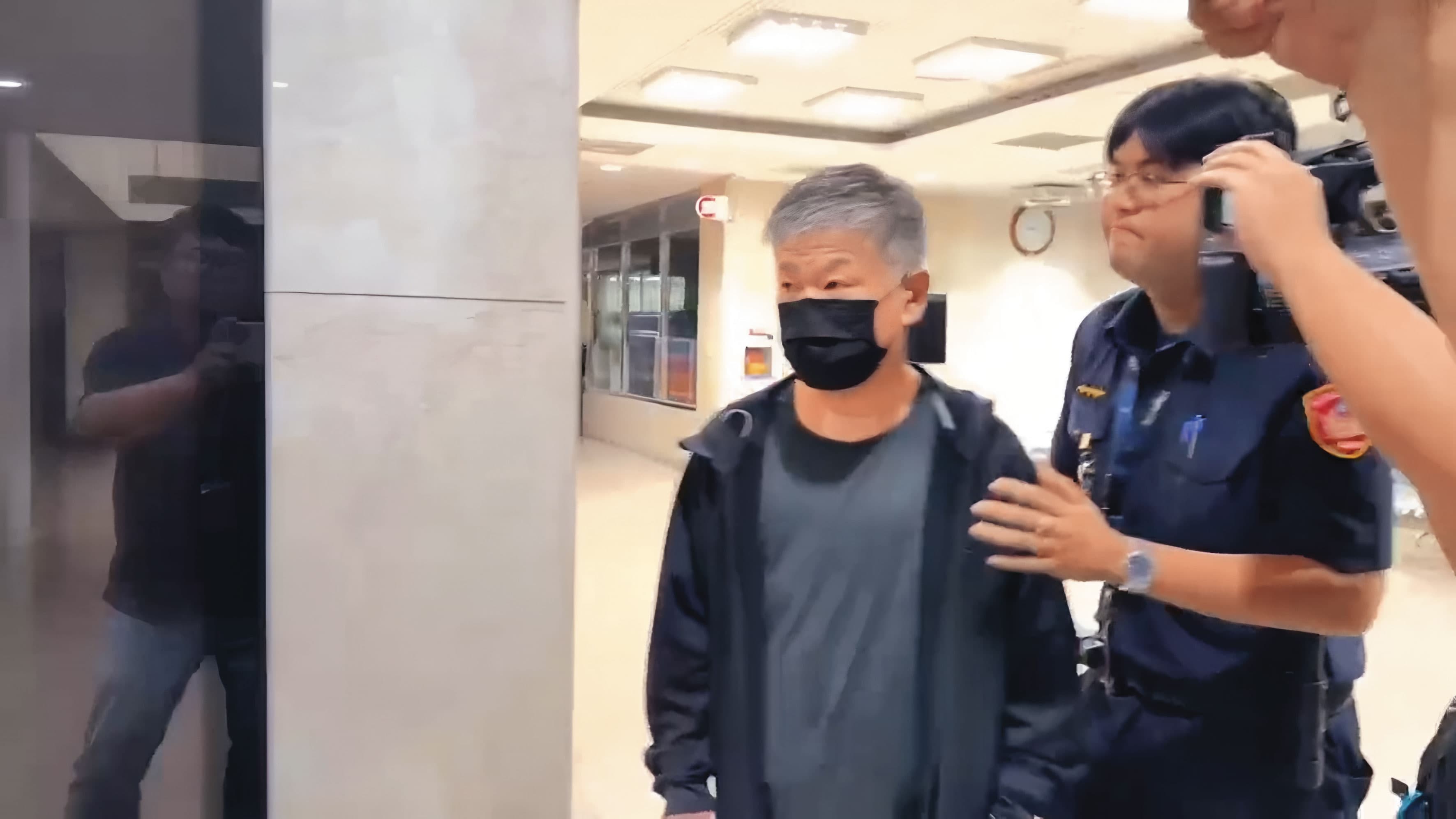 泰山實業董事長劉偉龍(左)涉內線交易案,上月50萬元交保。(鏡新聞提供)