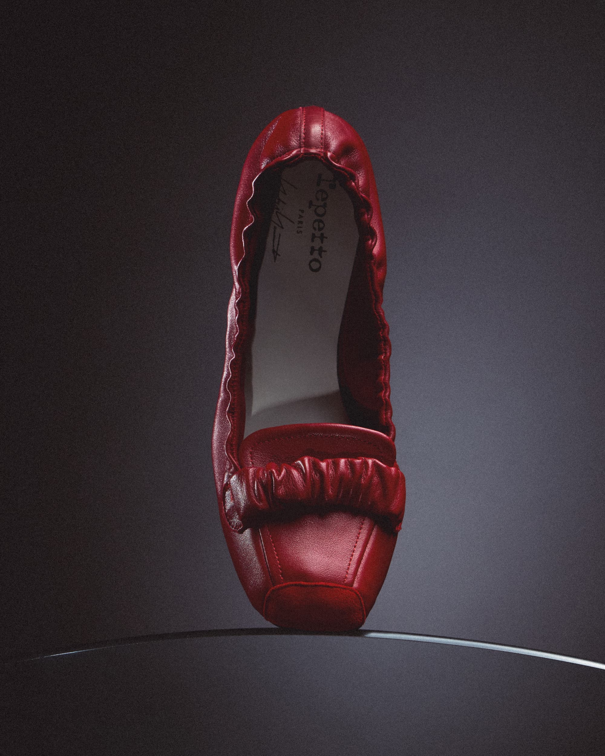 Repetto X Yohji Yamamoto聯乘系列(熾烈紅)。價格店洽(永三提供)