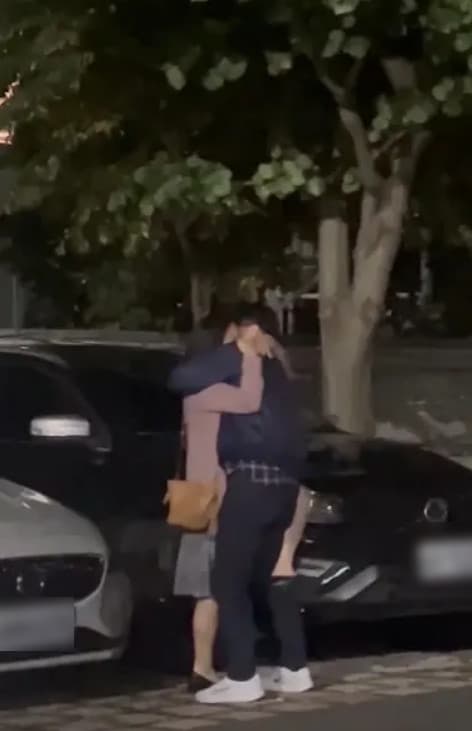 兩人當街擁吻依依不捨,女生甚至還用腳勾住對方挑逗。(翻攝Dcard)