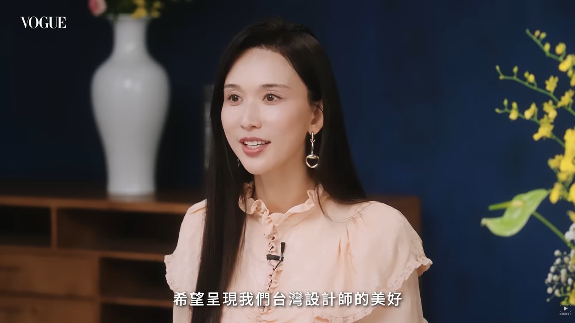 林志玲在影片中被認為樣貌與過往有所差別。(翻攝VOGUE Taiwan YT)
