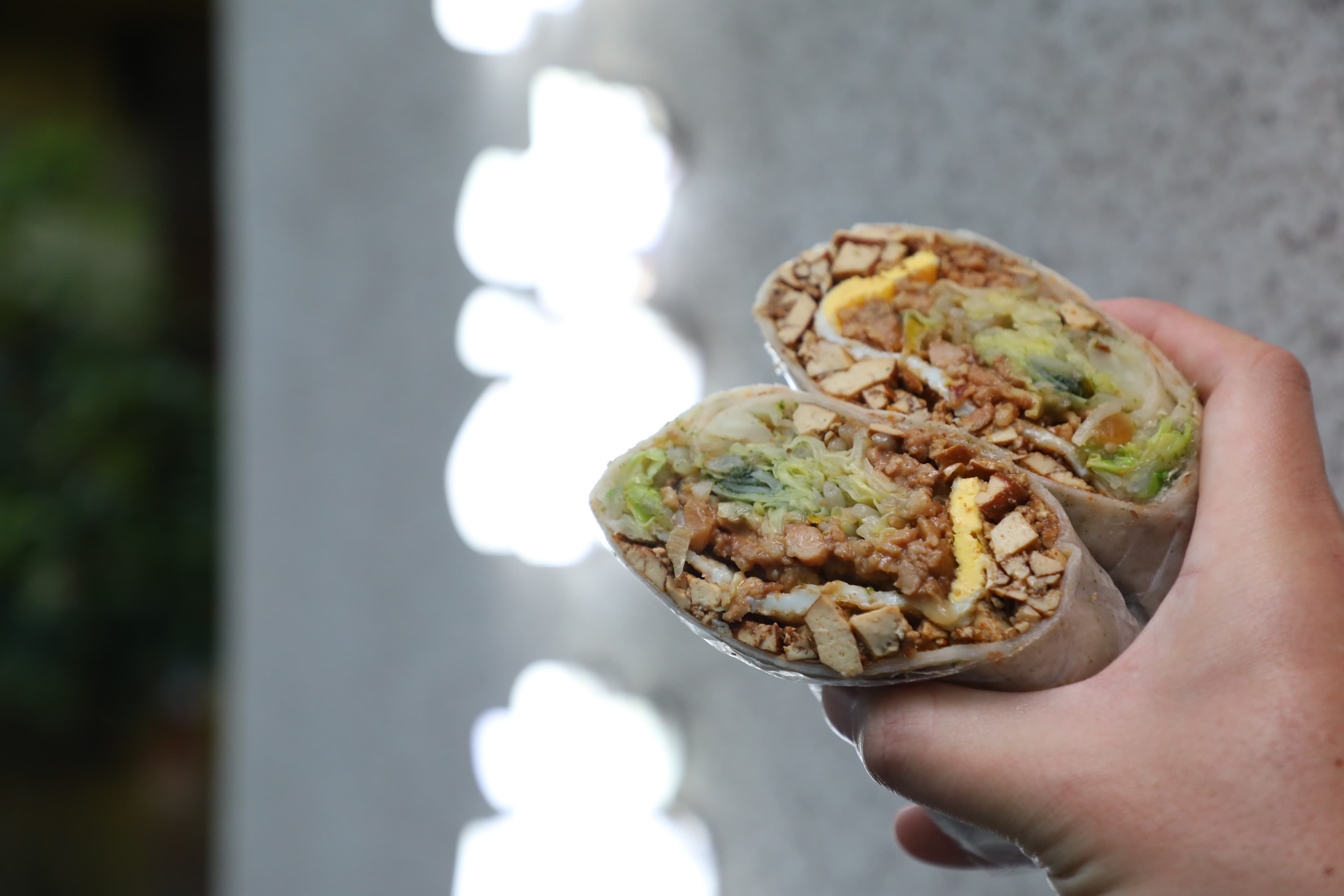 「泰式打拋豬潤餅」麵皮有張力,餡料豐富夠味,一捲分量足以當正餐。(85元/份)