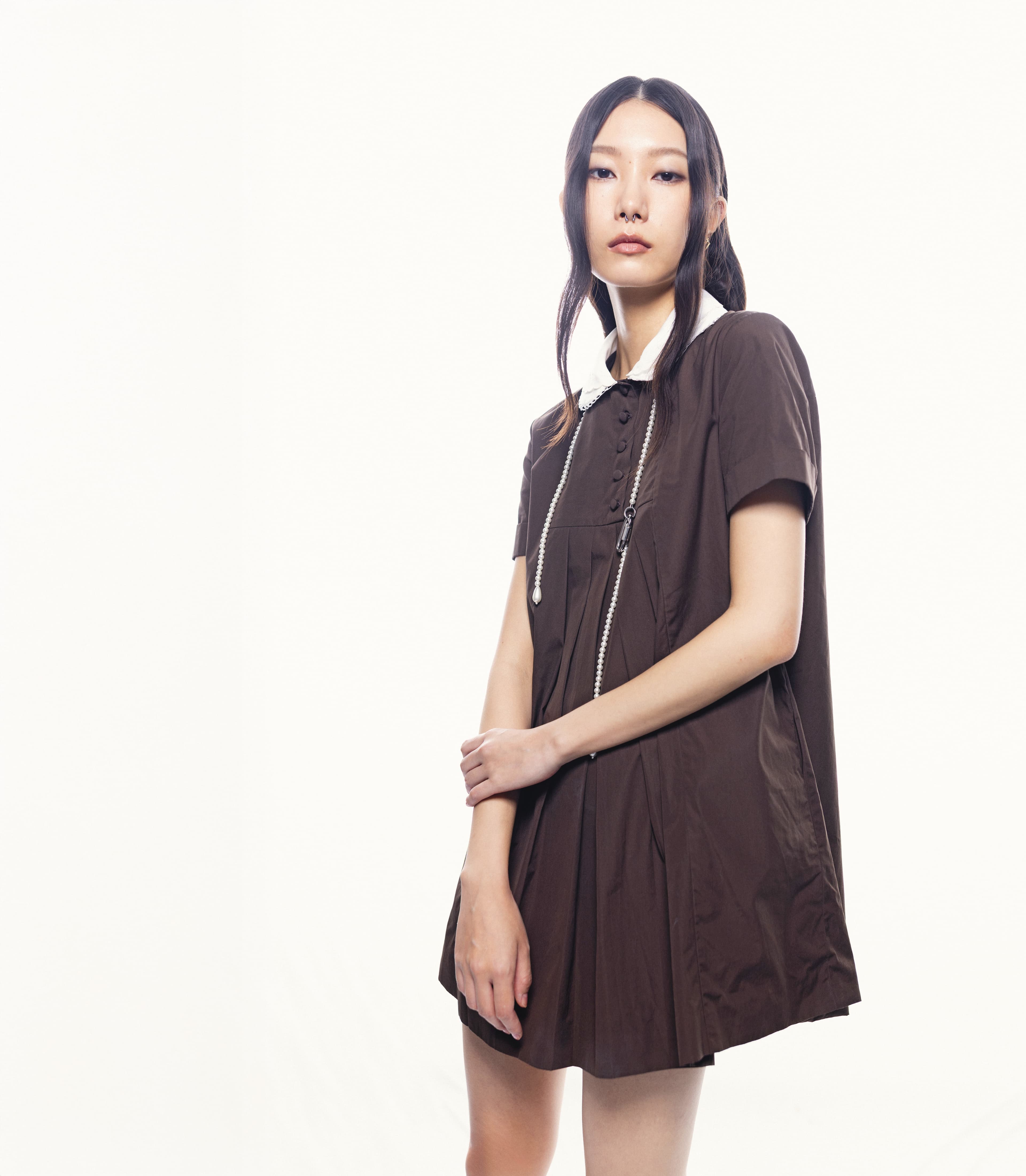 棕色造型洋裝 價格店洽 by MIU MIU;瓢蟲造型耳環 NT$19,000 by DIOR;珍珠登山釦項鍊 NT$8,950 by Simone Rocha。