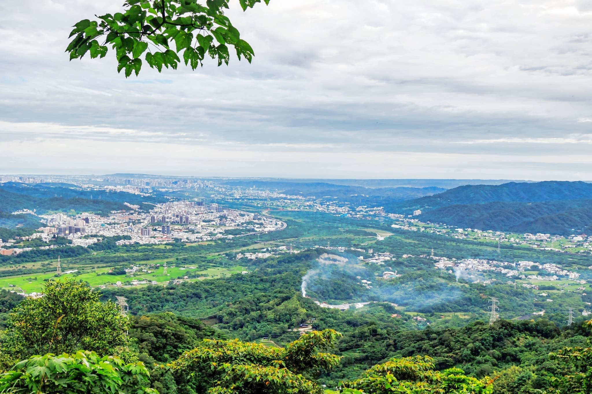 麒麟步道上視野開闊,美景一覽無遺。(新竹縣政府提供)
