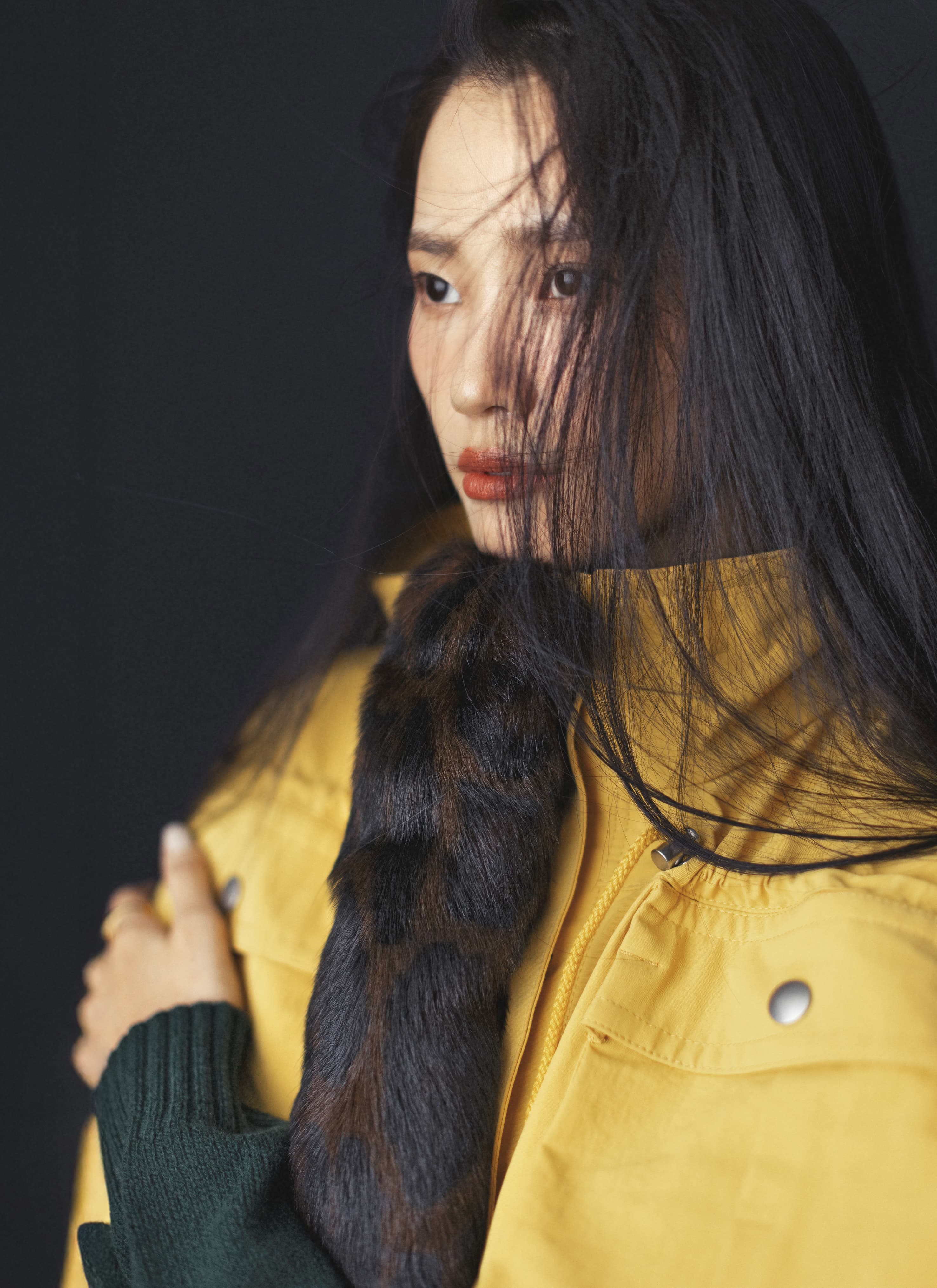 黃色裝飾斗篷 價格店洽;綠色針織衫 價格店洽 all by PRADA。
