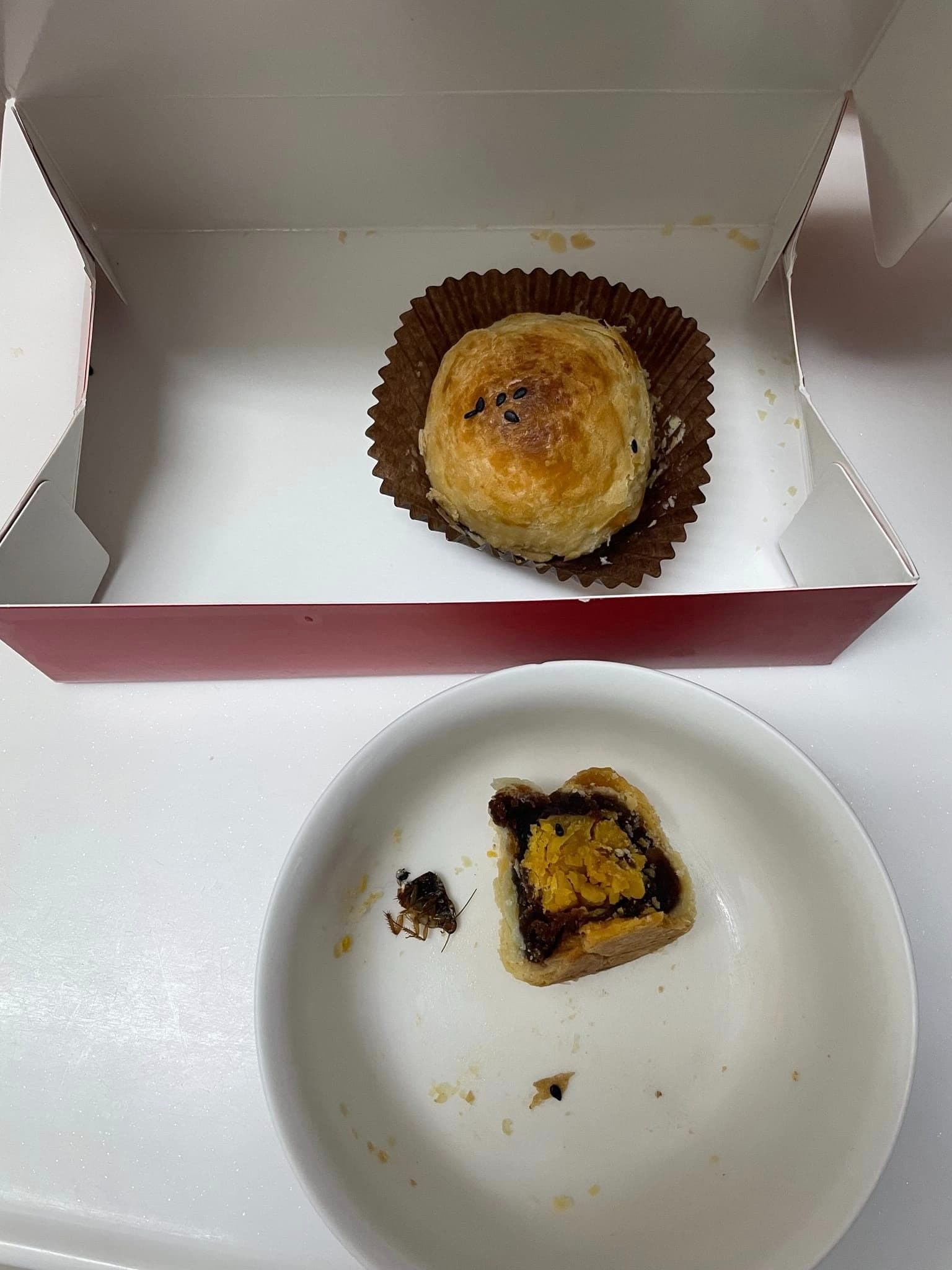 台中名店「不二糕餅」遭消費者爆料在蛋黃酥內餡吃到蟑螂。（翻攝自臉書社團「爆料公社二社」）
