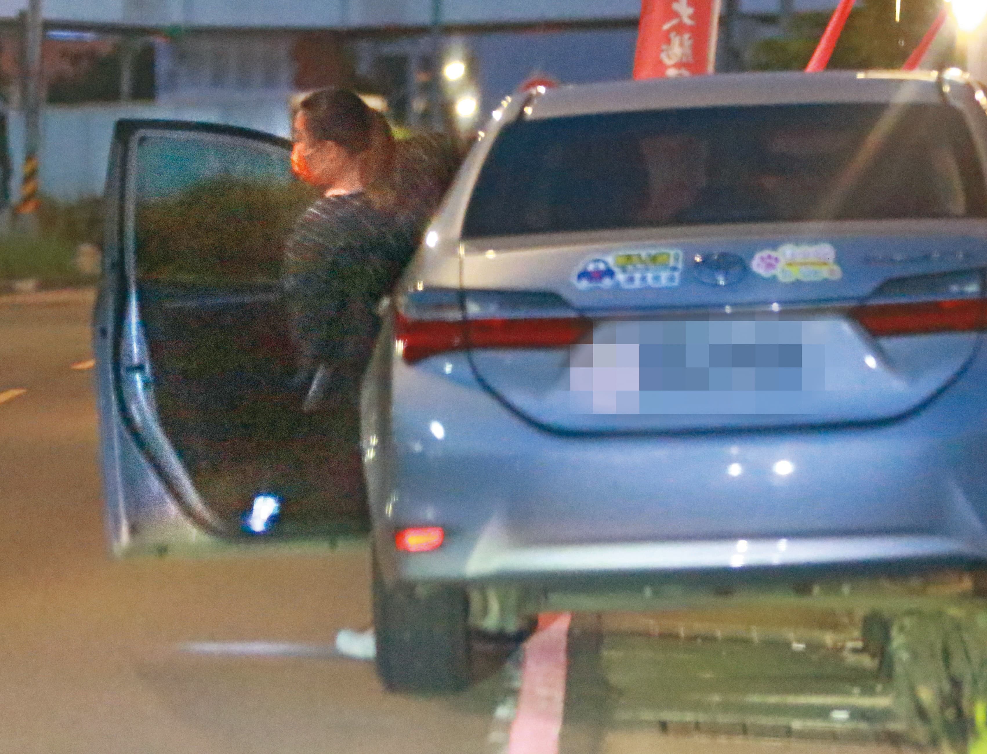 19:07 蘿拉下班後和老闆娘去看球,車上貼滿「新手駕駛」貼紙的她,途中卻跟丟,還紅線違停。