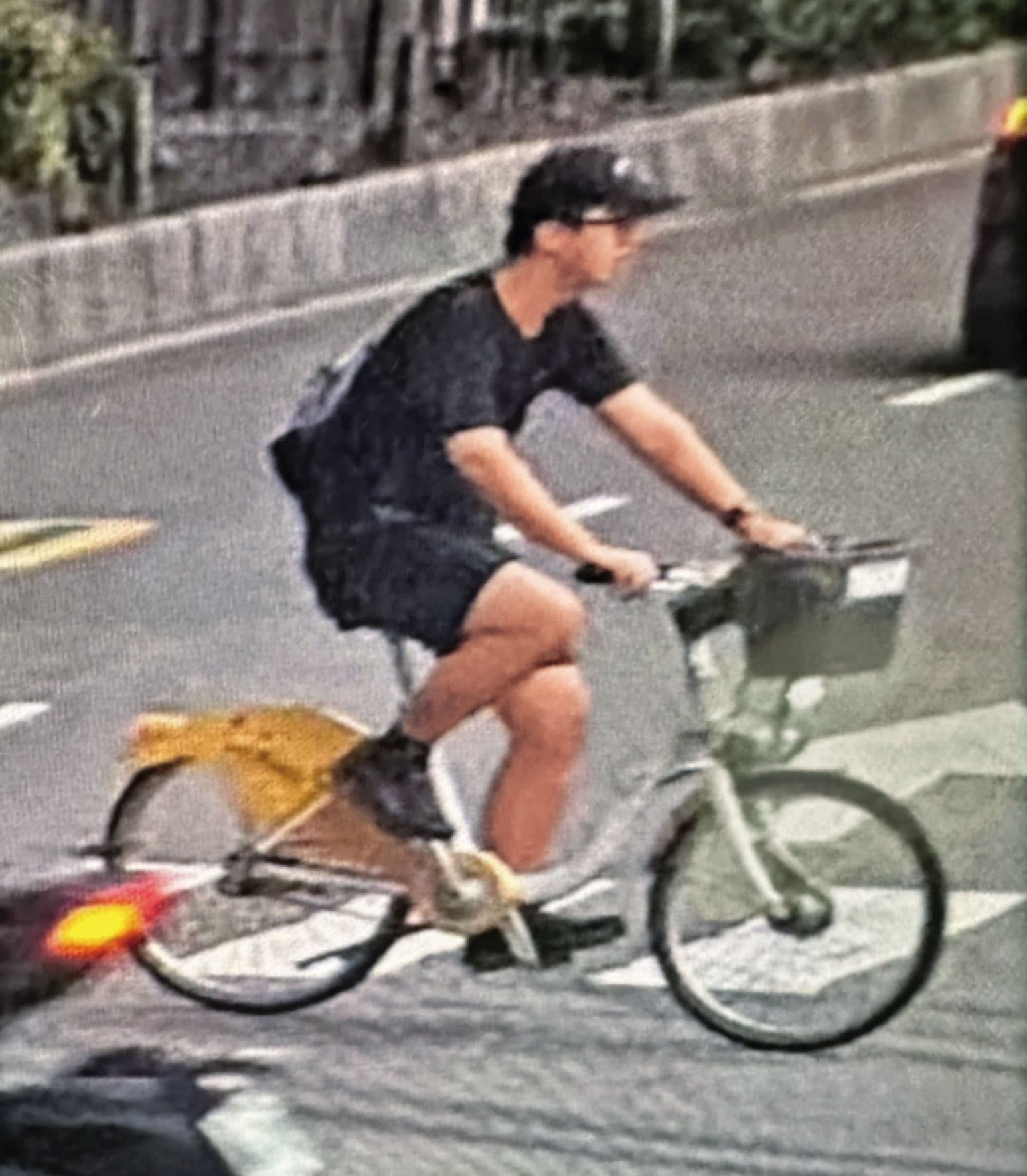張文在中山區縱火後,變裝騎乘腳踏車,返回中正區租屋處縱火。(北市警局提供)