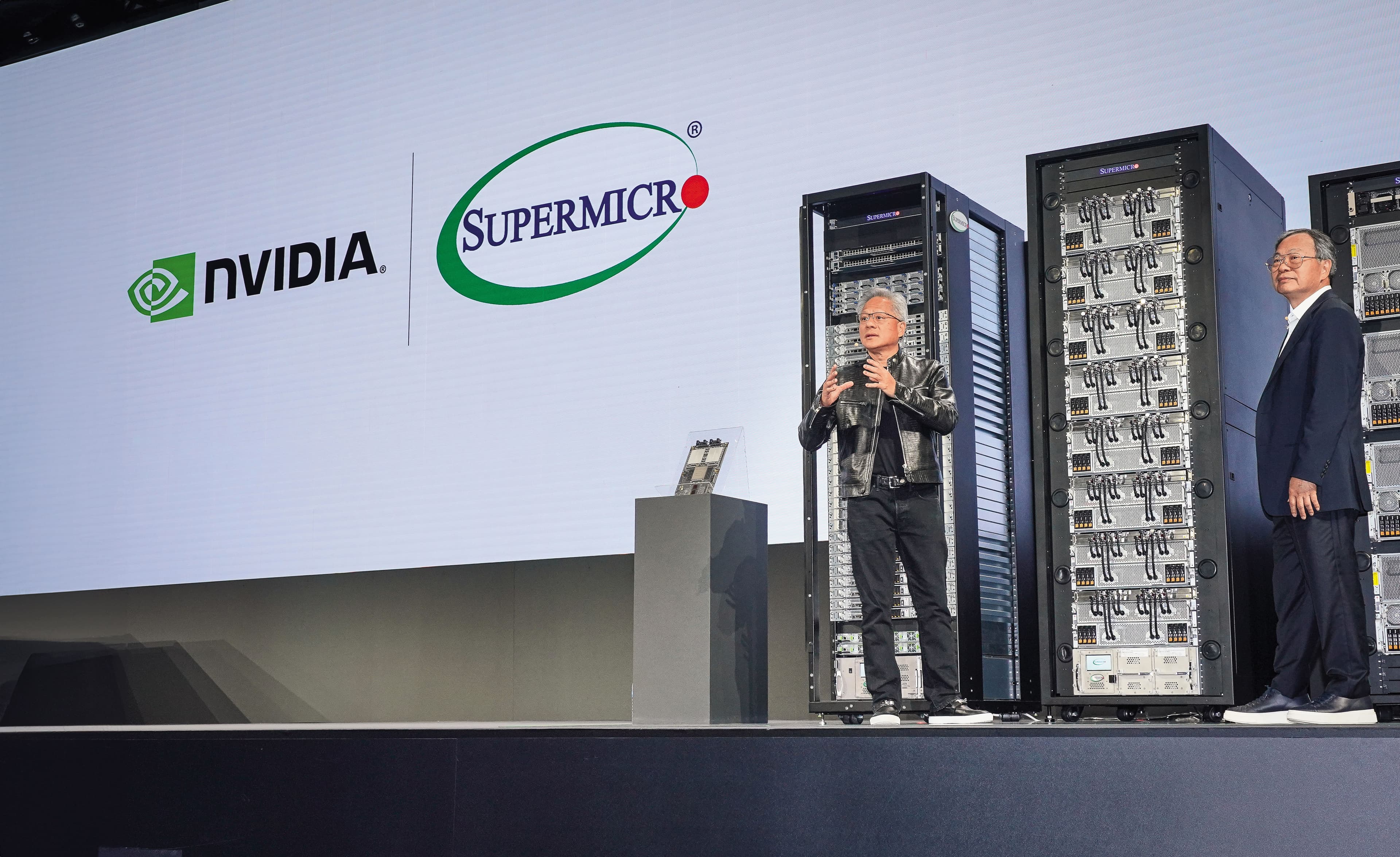 輝達(NVIDIA)執行長黃仁勳(左)與美超微(Supermicro)創辦人暨執行長梁見後(右)是30年好友,去年5月在台北同台現身,引起外界關注。