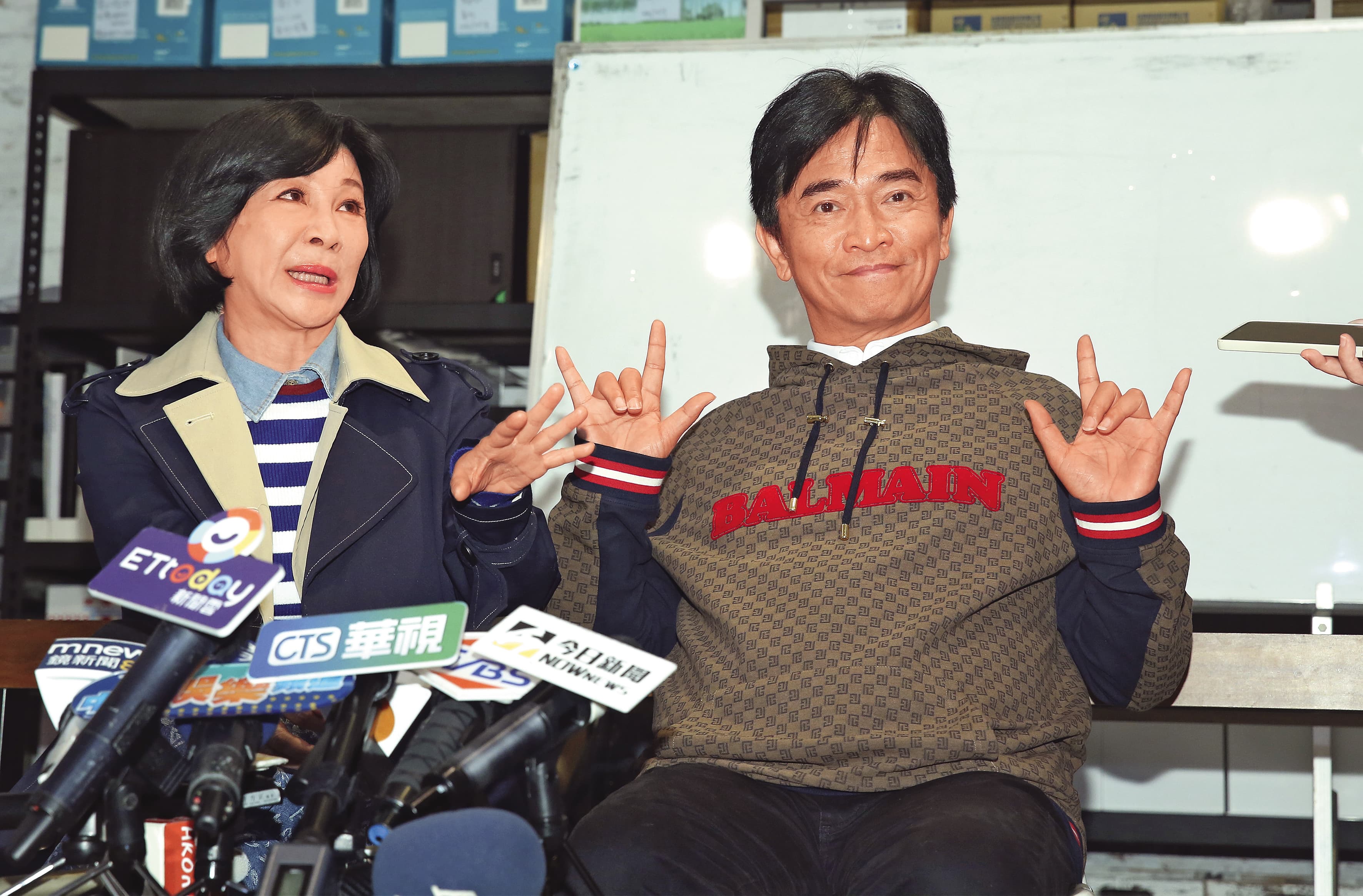 雖然副業賺得盆滿缽滿,但吳宗憲(右)欠債的消息卻沒少過,畢竟他樹大招風、人紅惹議。左為吳淡如。