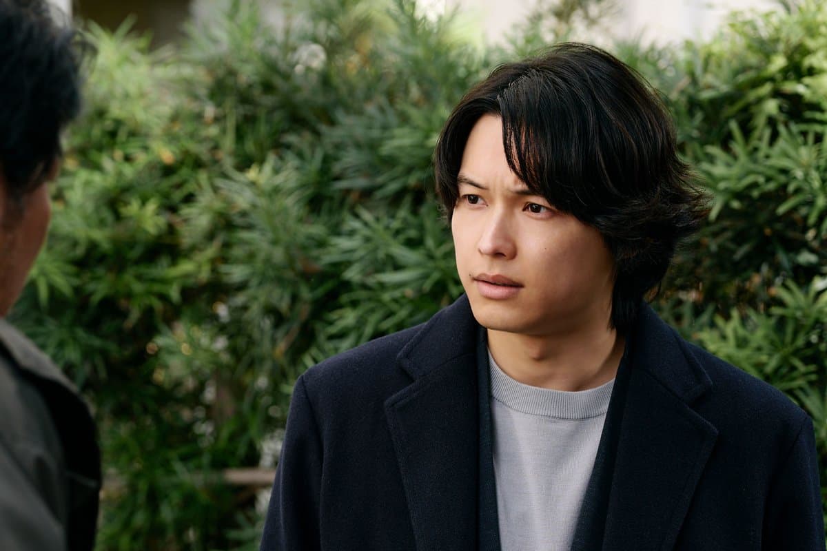 《天鵝與蝙蝠》松村北斗攜手今田美櫻尋找和彼此父親有關的殺人案真相。(車庫娛樂提供)