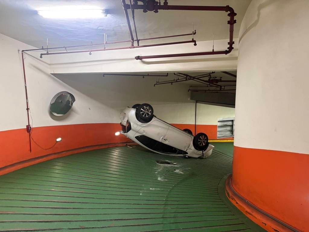 撞牆+翻滾!桃園地下停車場爆驚險事故。(翻攝畫面)