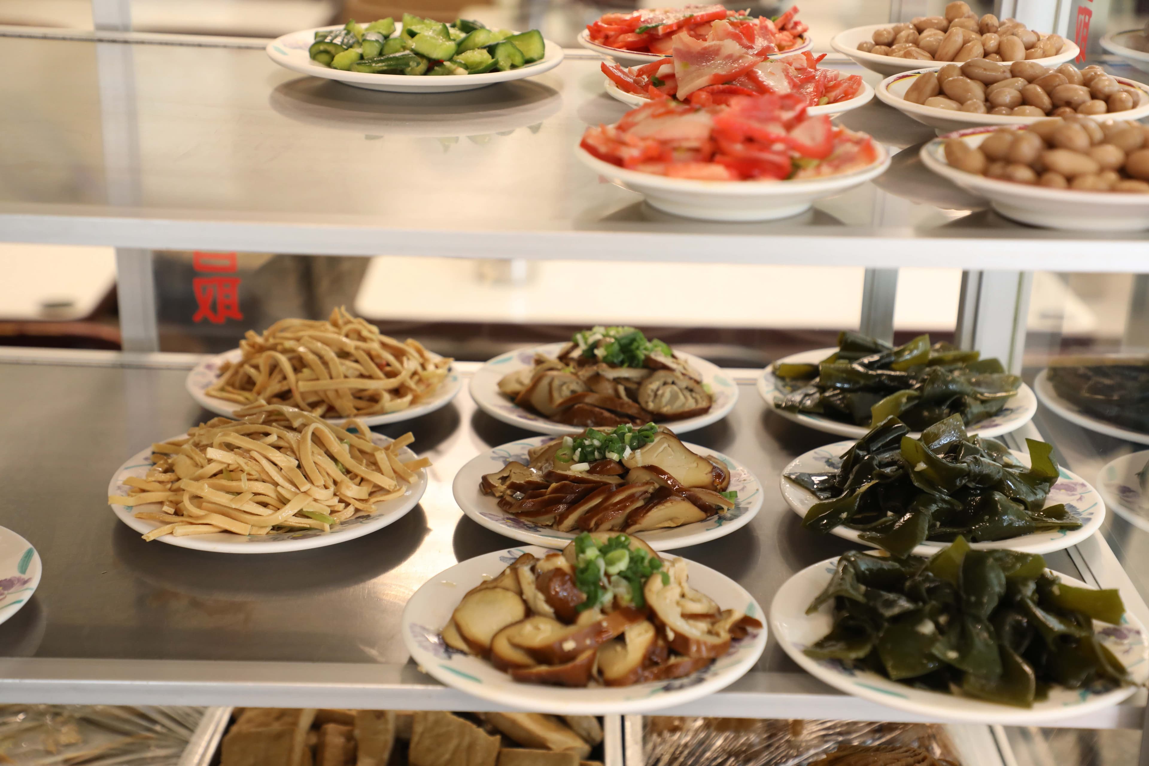 老張牛肉麵擺滿了每日現做的小菜,像是蘭花干、海帶與小黃瓜都是老饕必點。