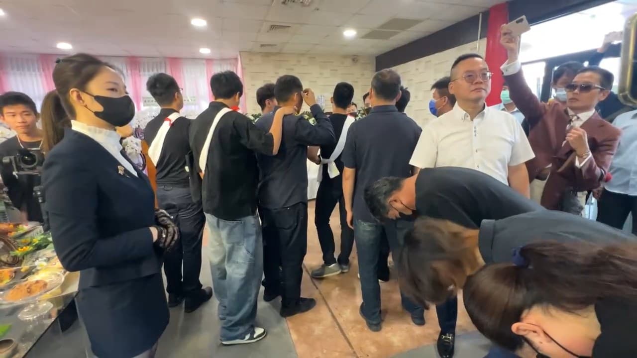 戴女與父母鞠躬,鄭家人轉身拒絕答禮。(鏡新聞)