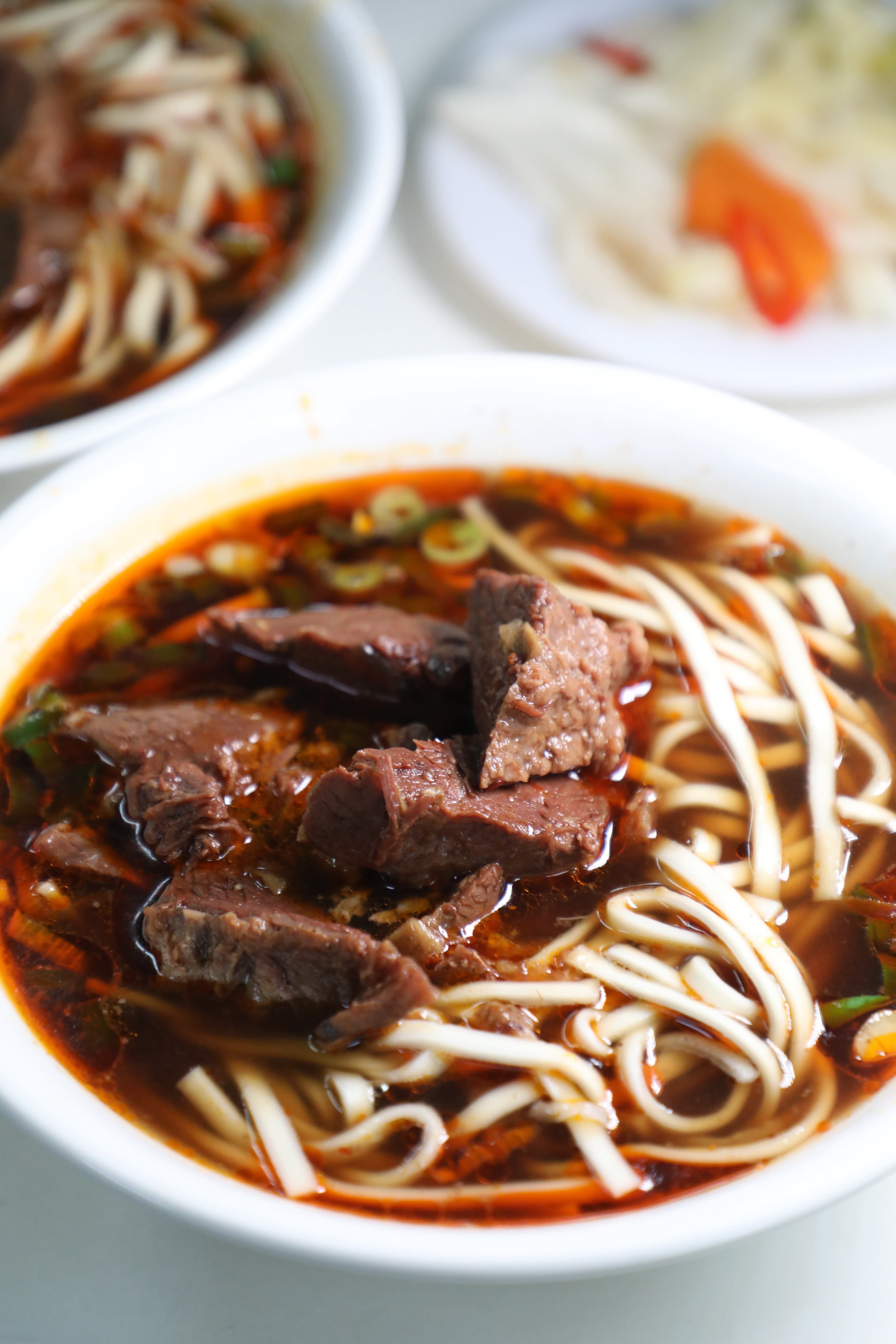 老王記的「牛肉麵」提供紅燒與清燉兩種湯底選擇,浮著紅油的紅燒是店內招牌。(250元/碗)