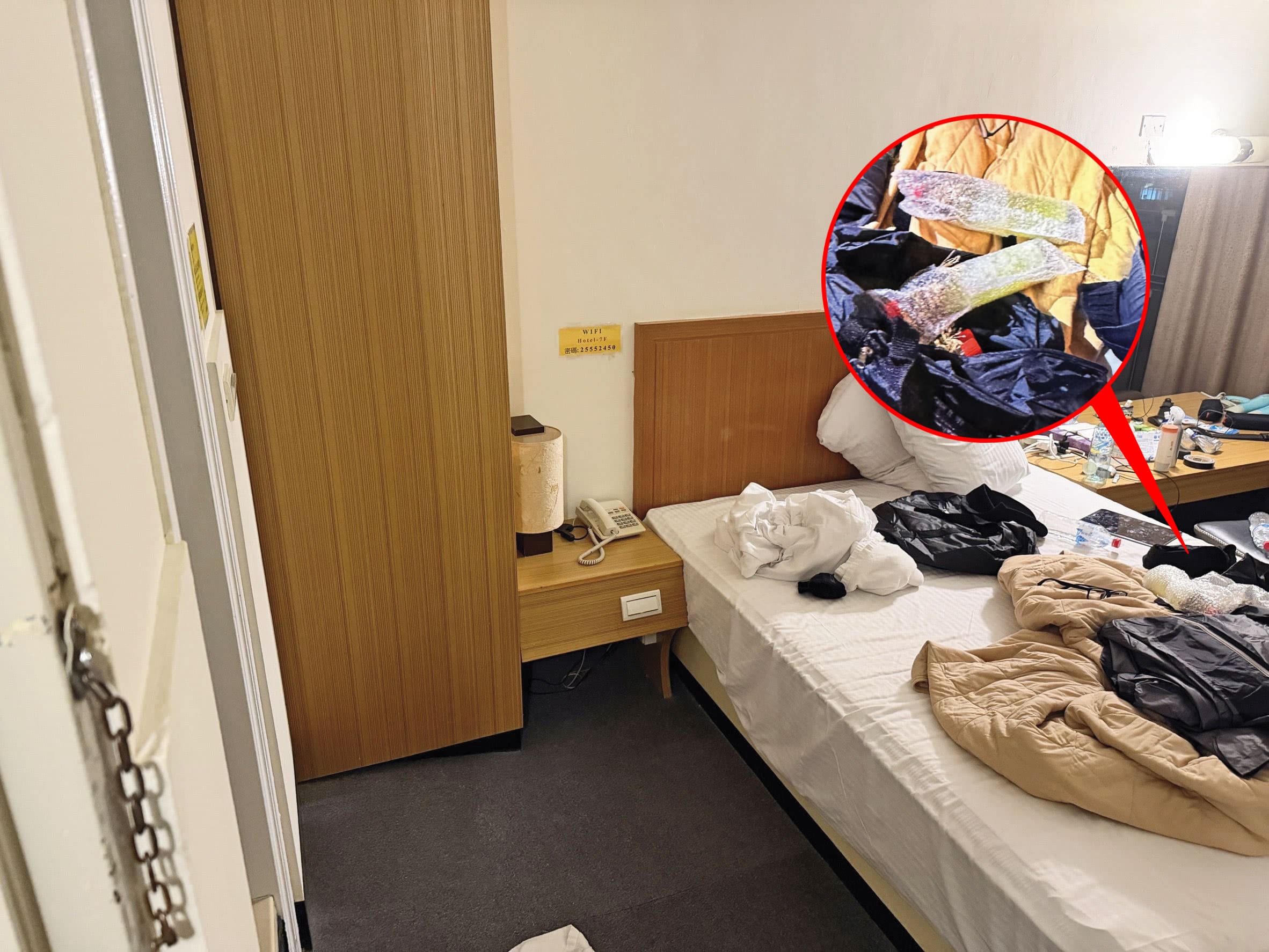警方在張文藏匿的旅館房間床上,發現藏有汽油彈的包包。(北市警局提供)