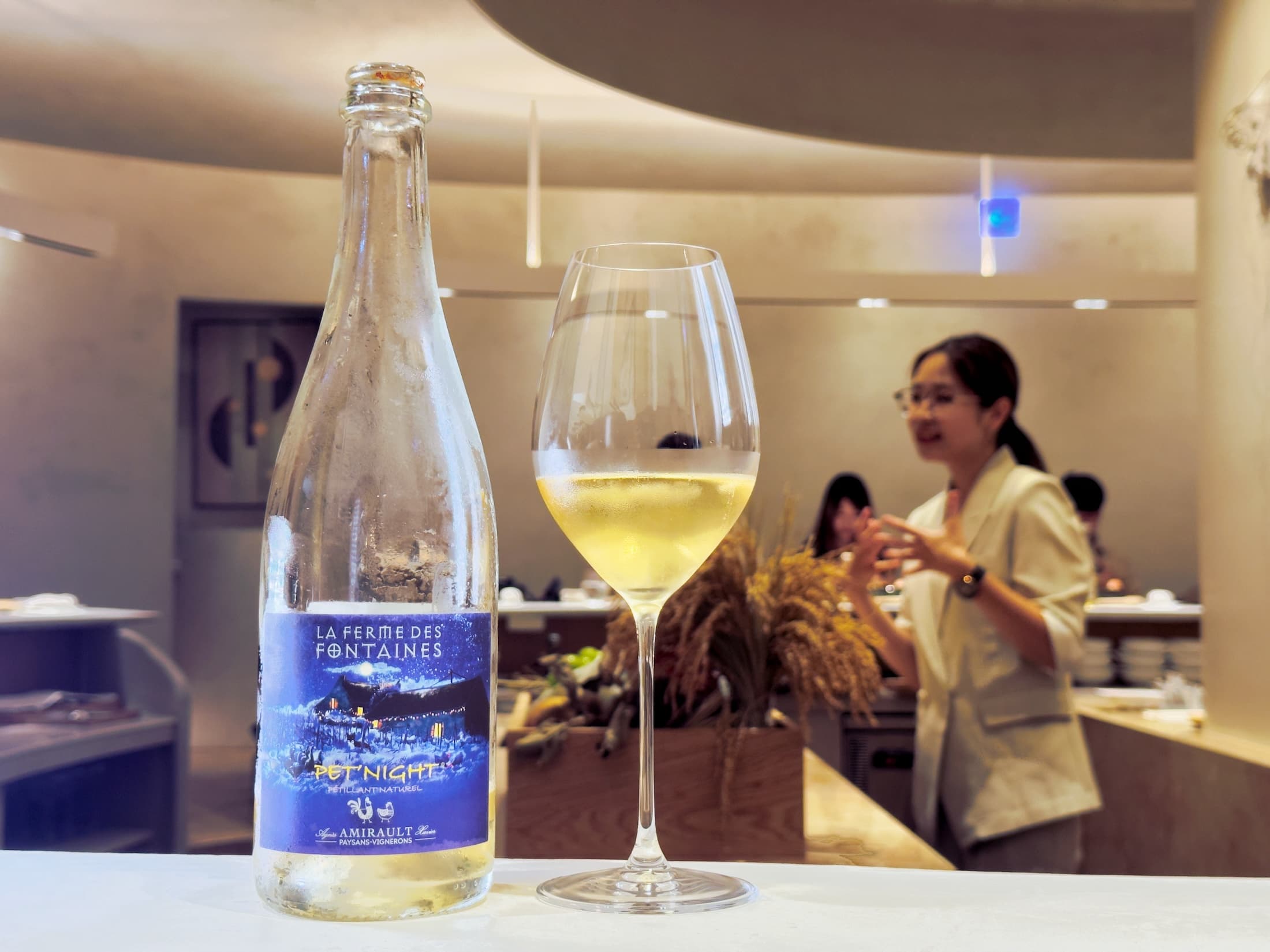 採用古老傳統的Pét-Nat(自然發酵氣泡酒)工法釀造的「Amirault Pet’Night La Ferme des Fontaines Sparkling」,以瓶內發酵保留自然酵母與糖分,蘋果、花香與些許鹹感交織,替海鮮小點揭開清爽序章。