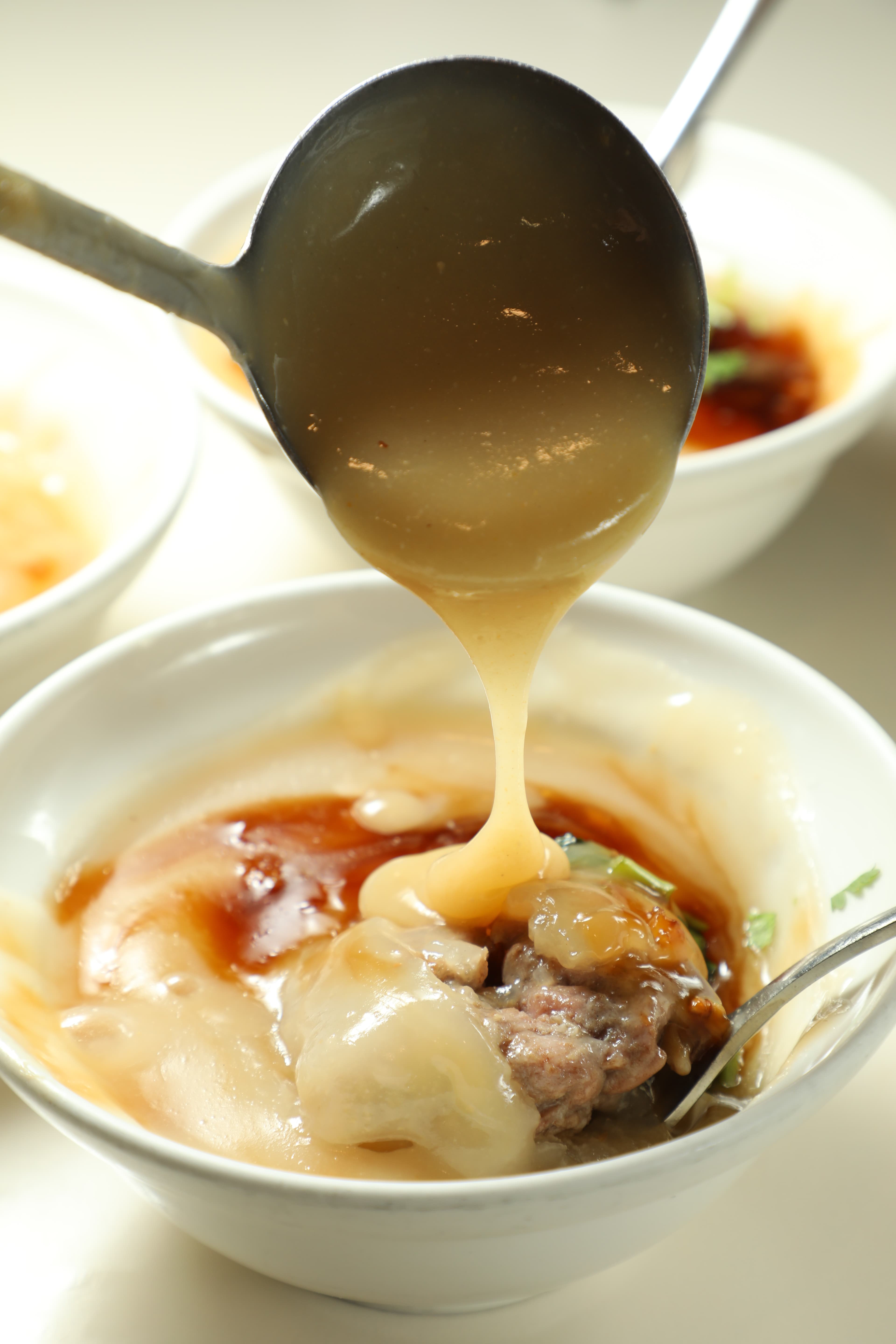 肉圓上淋了黑白醬，黑色是醬油膏，白色是米醬，另外，桌上還有一個看起來像白醬的辣椒醬，辣度超級高，嗜辣者一定要加。