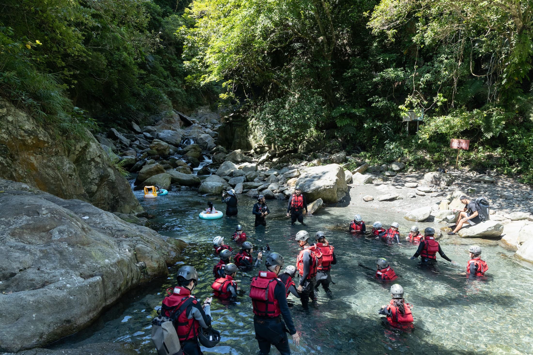 鹿皮溪入口處有適合一般遊客戲水的淺潭,不少爸媽會帶小朋友來玩水。