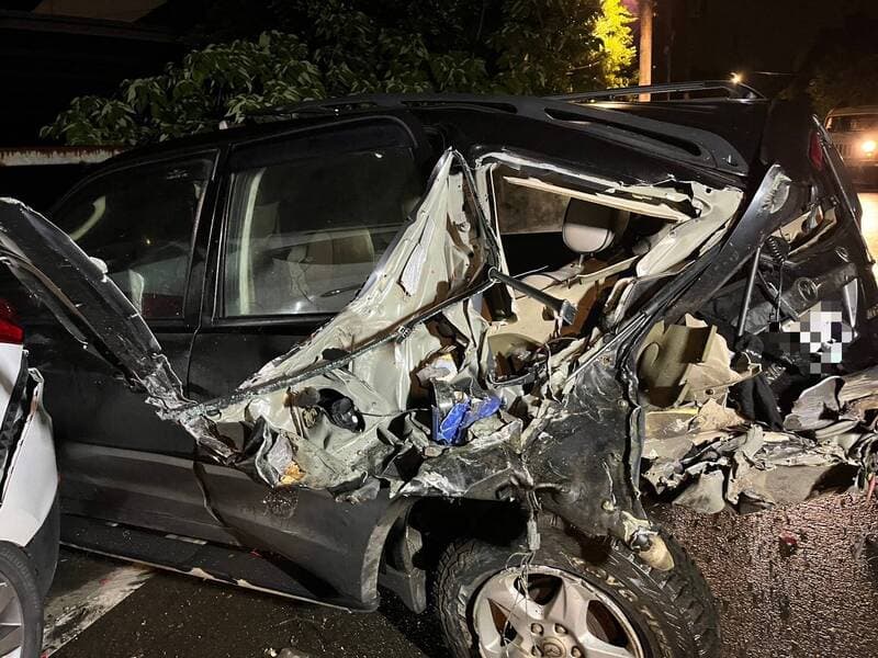 黑色轎車首當其衝,遭強大撞擊,後半部車身幾乎成了廢鐵。(翻攝畫面)