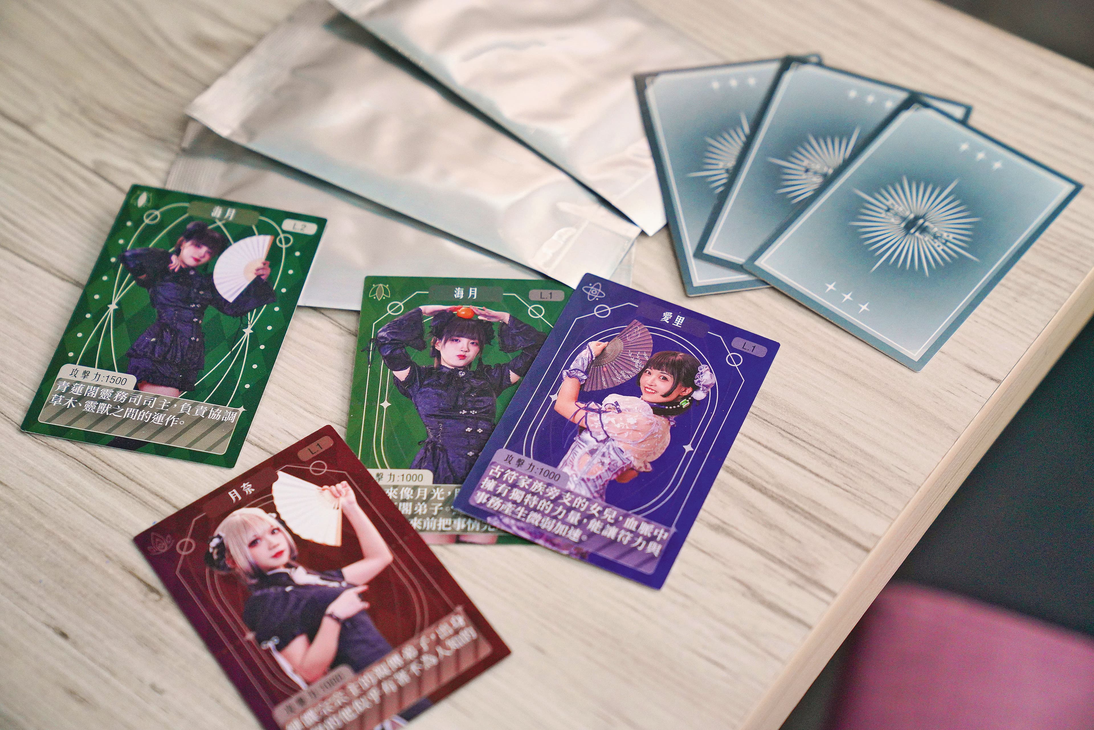 劉剛維是《遊戲王》卡牌收藏家,以此為靈感,設計女僕對戰卡牌當作周邊。