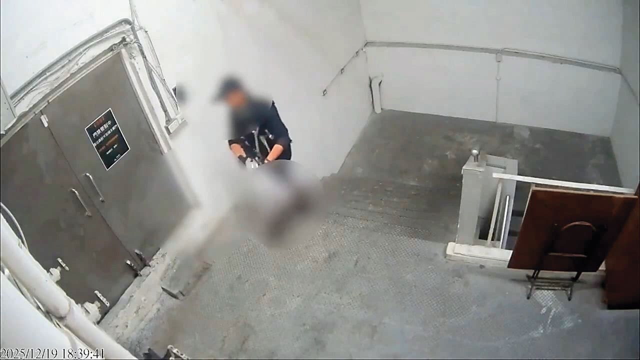張文犯案後,走上誠品南西店頂樓,不久後墜樓身亡。(北市警局提供)