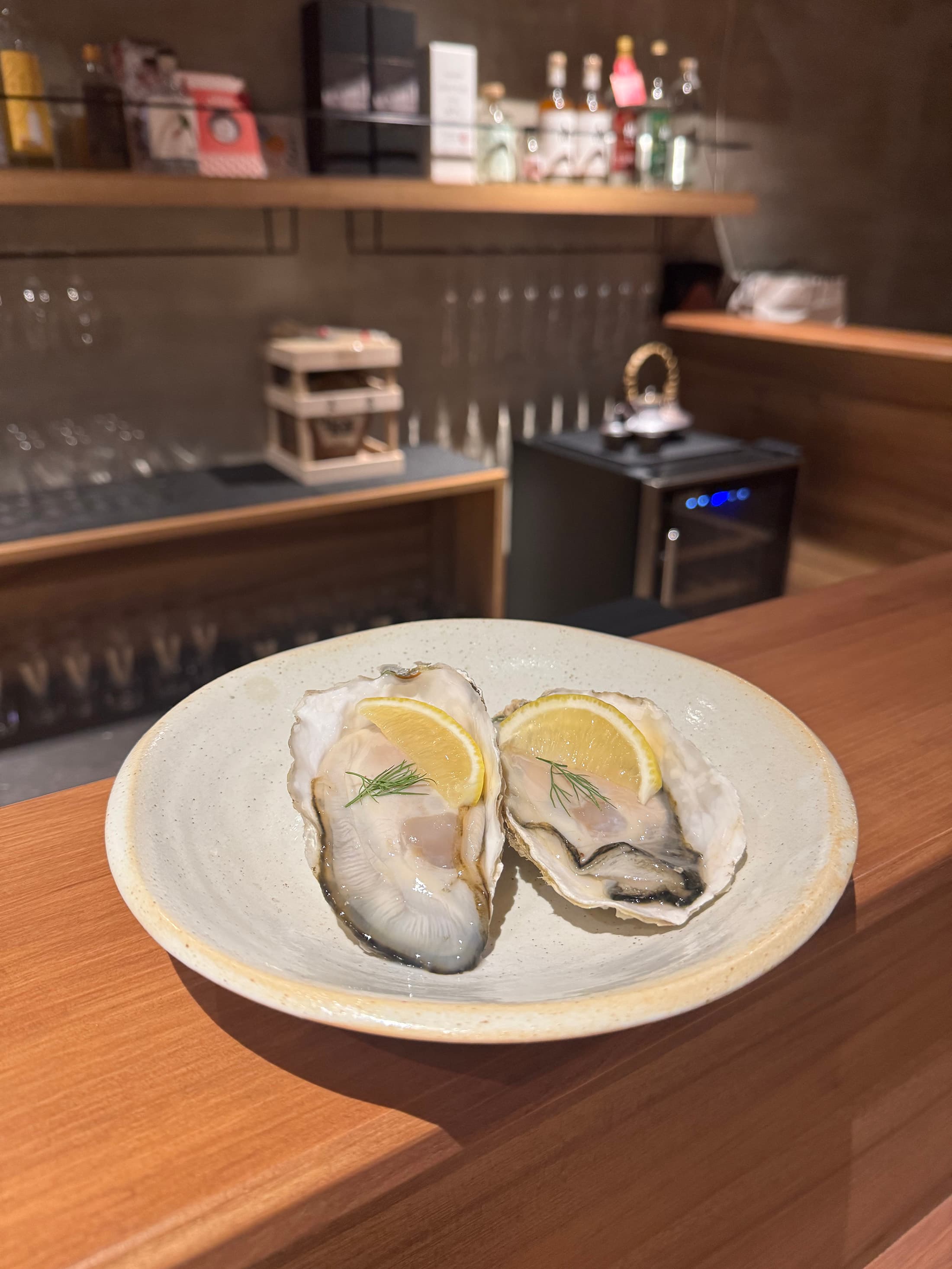 「啜 SUSURU」除了在活動現場帶來多款適合輕鬆品飲的燒酎特調,也會供應九州大分縣的「新鮮生蠔」。(鹿兒島縣酒造組合提供)