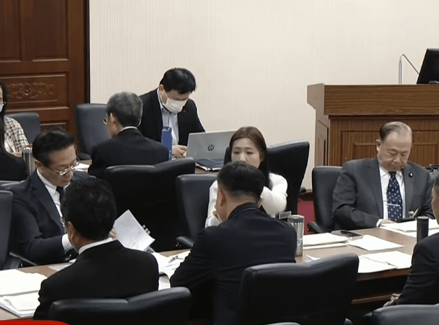 徐巧芯怒嗆顧立雄問什麼都說機密才會讓國人不滿。（翻攝自國會頻道）