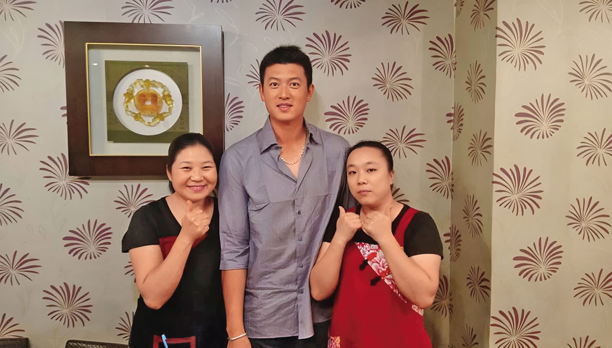 珍品小館雖位處隱匿小巷,卻不乏各界名人造訪,王建民(中)就曾來此用餐。(珍品小館提供)