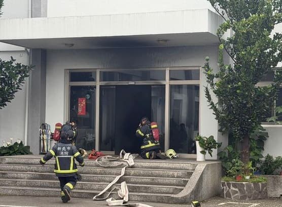 起火點疑似在一樓會議室,消防人員撲滅查看,燃燒面積約2平方公尺。(翻攝畫面)