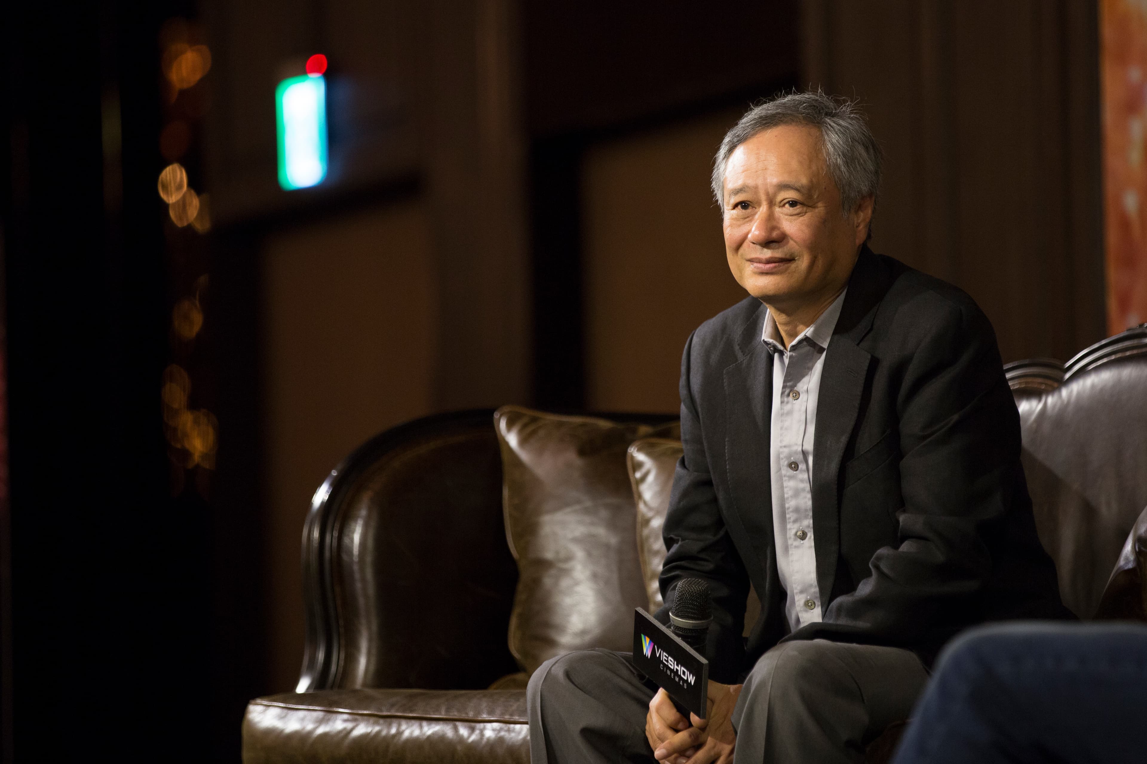李安成長受儒家教育涵養甚深,言談詼諧幽默,但態度謹慎而拘謹,由坐姿挺直可見一班。