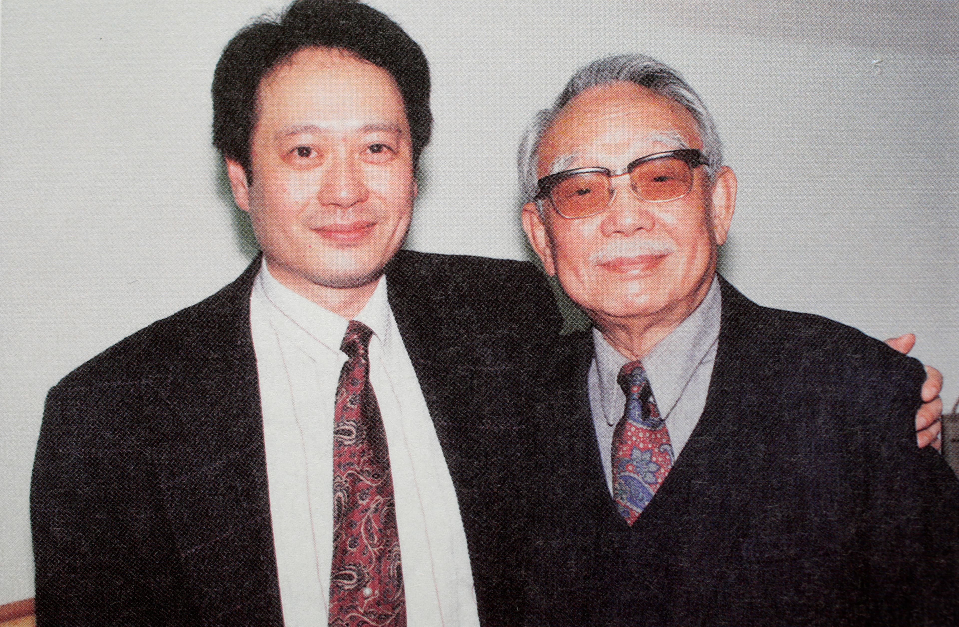 李安父親李昇影響他甚深,早年作品«推手»父親三部曲,角色的構想來自他自己的父親。翻攝《十年一覺電影夢》