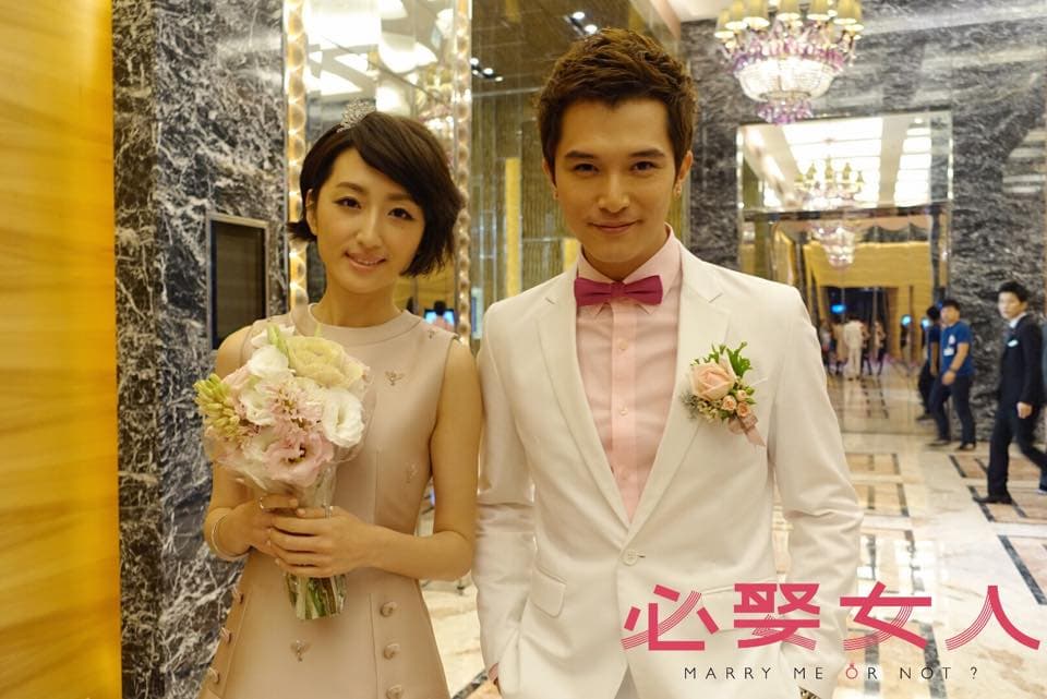柯佳嬿認為自己能封后靠愛情學到很多，但現在談結婚還太早，想在工作上多打拚。右為同劇《必娶女人》男主角邱澤。（翻攝自必娶女人臉書）