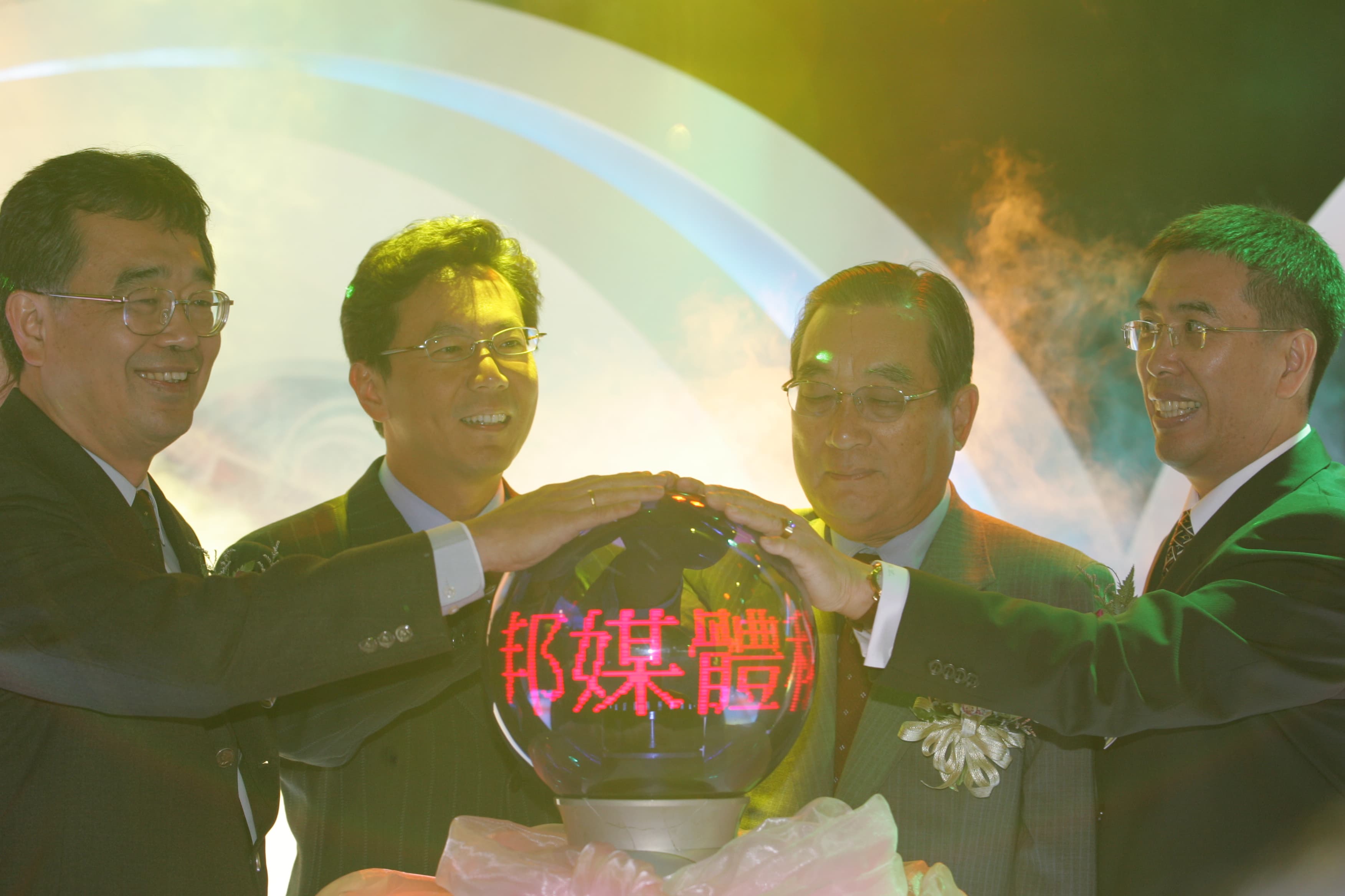 蔡明忠（左2）對電信與媒體產業向來難以忘情，兩兄弟互換版圖毫不意外。右2為富邦創辦人蔡萬才。