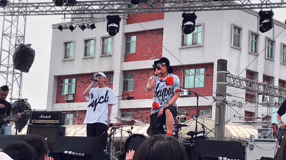 5月嘎嘎曾推出單曲〈絕不低頭〉,11月將與李洛洋等好友舉辦演唱會,雖然消失螢光幕前,但勤跑校園及電台宣傳,逐步找回流失的人氣。(翻攝自嘎嘎臉書)