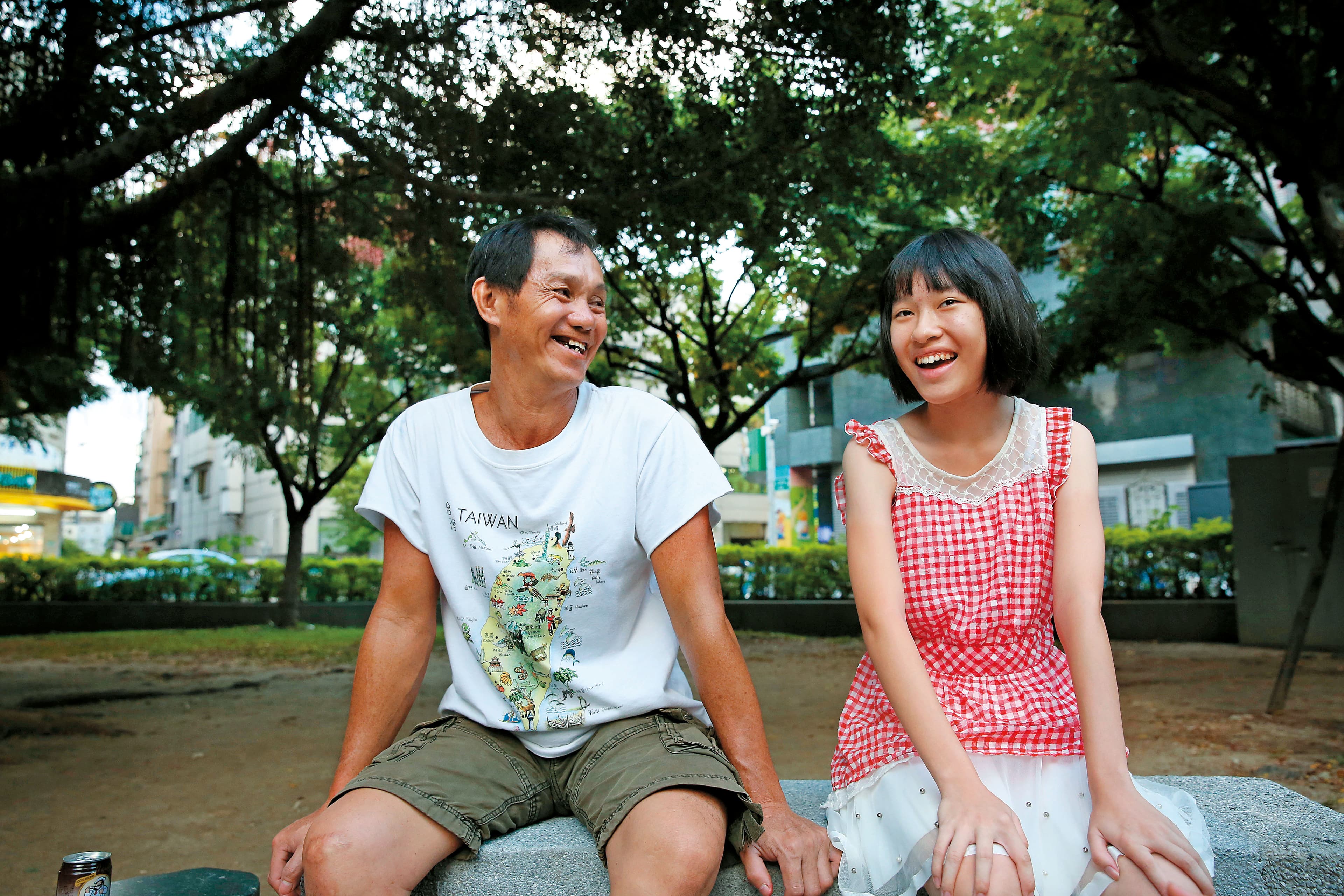 柔柔(右)剛下課,晚餐前和阿財到附近公園聊天。